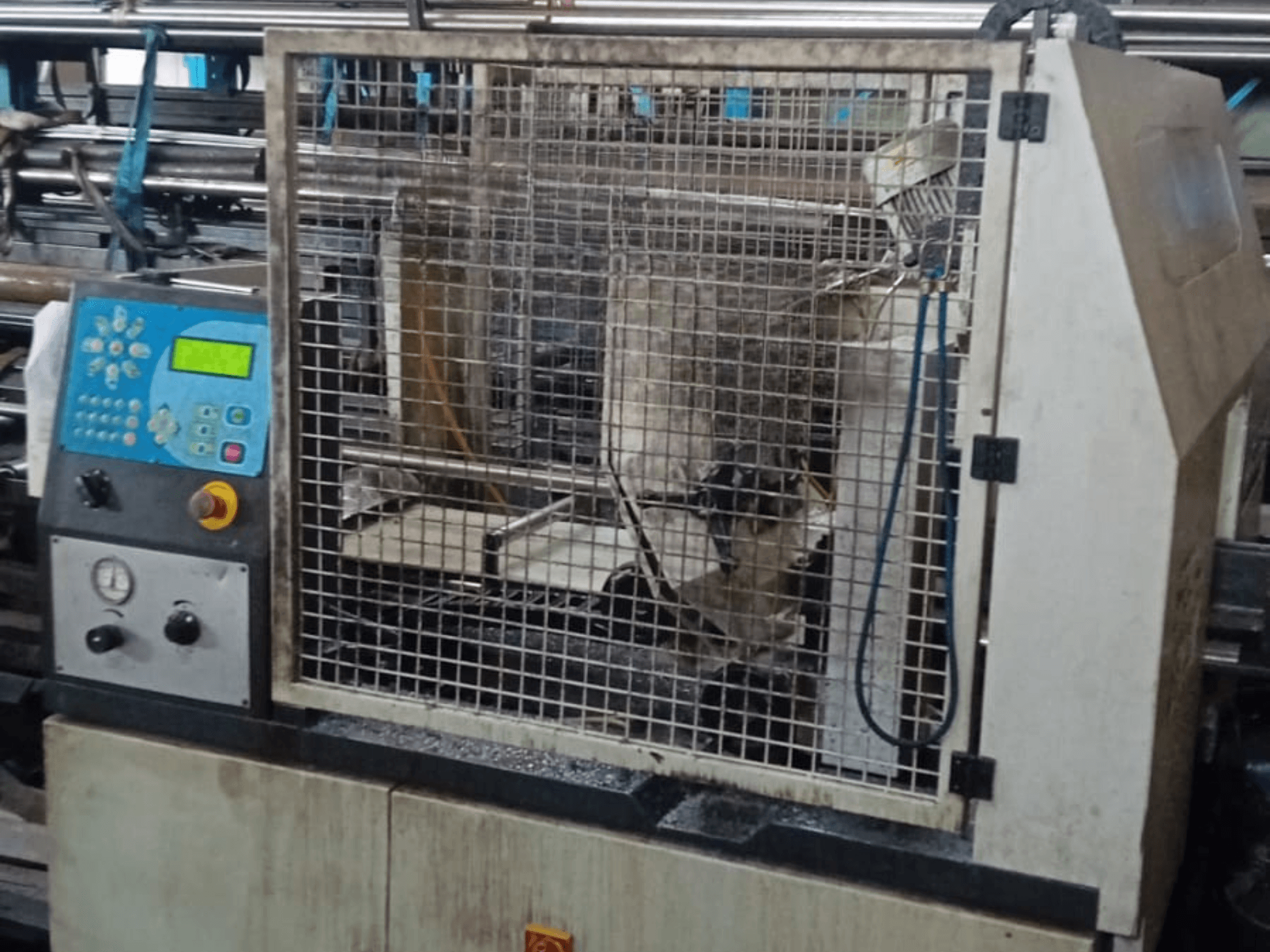 Piła taśmowa do metalu Macc 381 AV, widok z przodu, pokazujący panel sterowania, klatkę bezpieczeństwa i resztki metalu na podstawie.