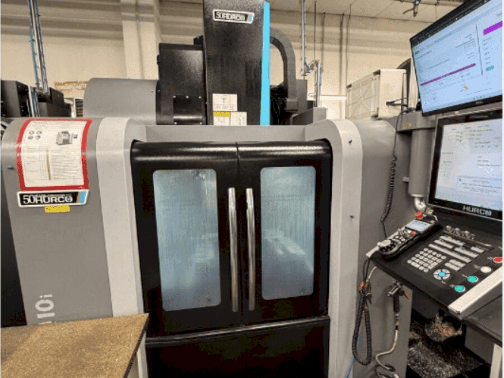 Widok z przodu maszyny Hurco VM10i