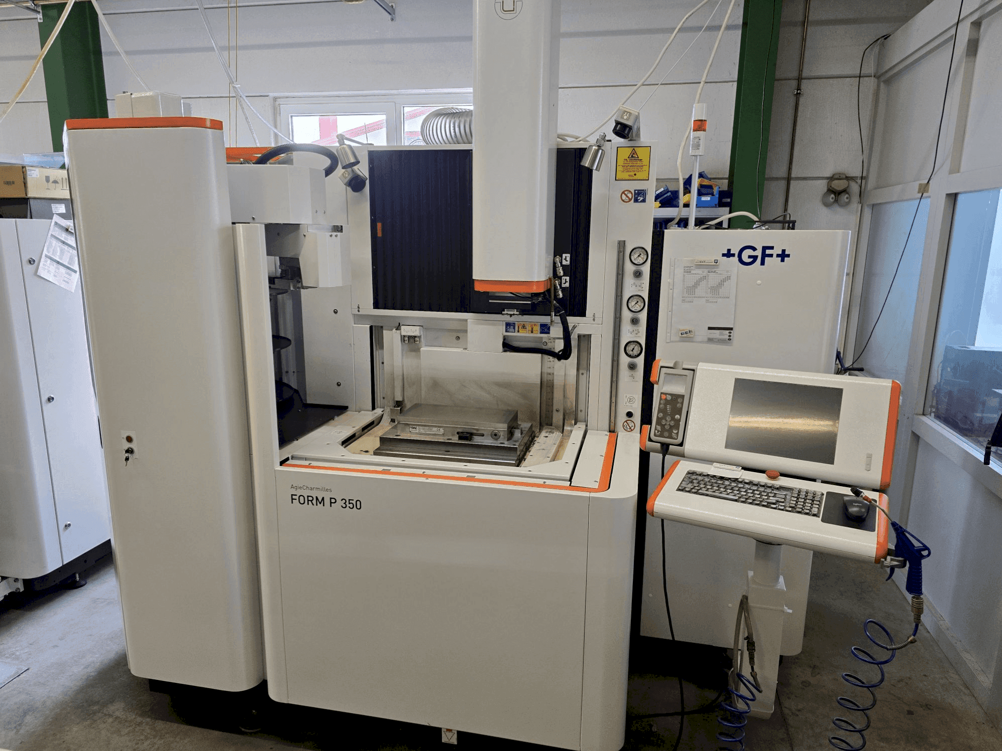 Widok z przodu maszyny AgieCharmilles FORM P 350