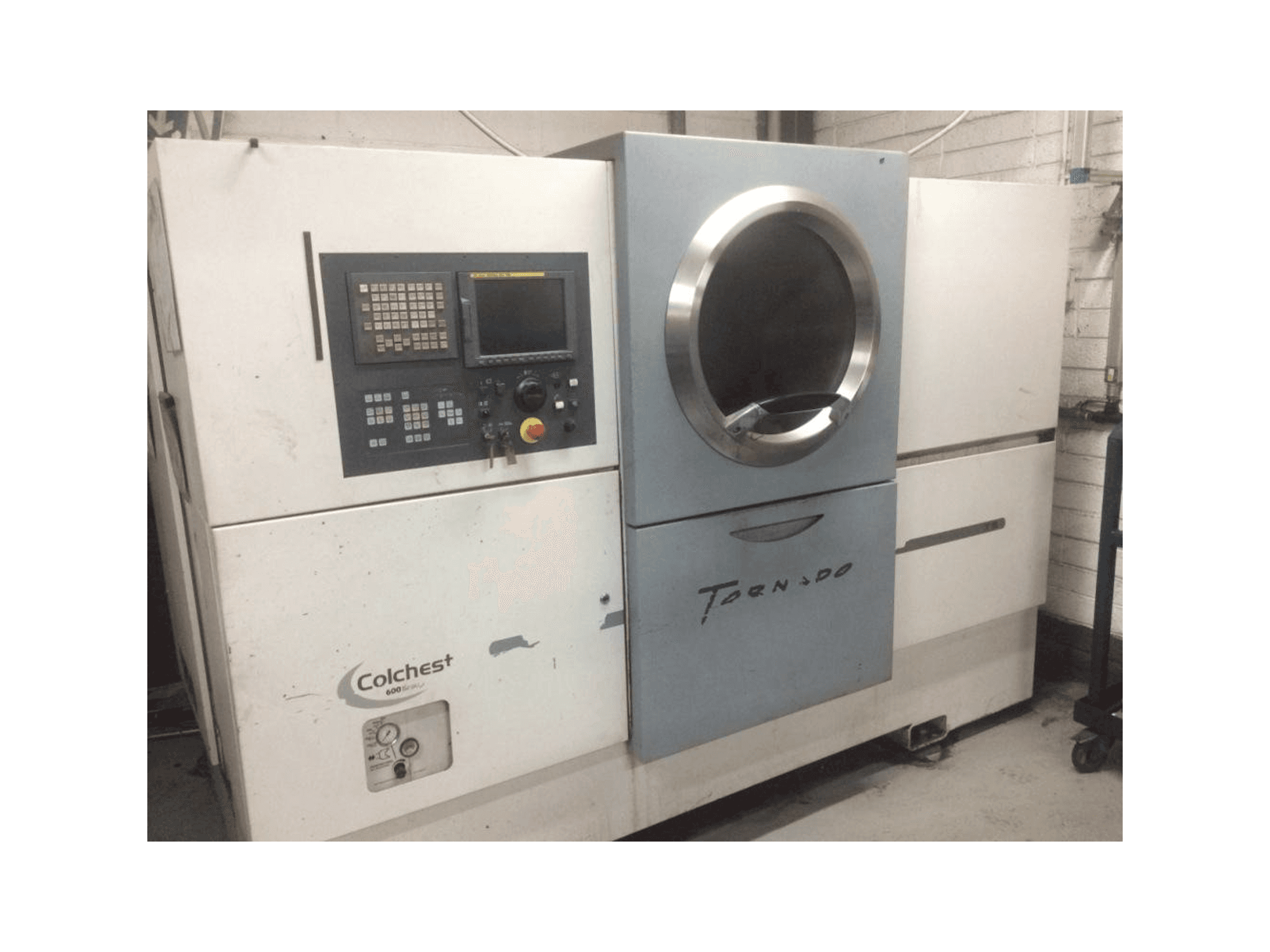 Widok z przodu maszyny Colchester Tornado T8