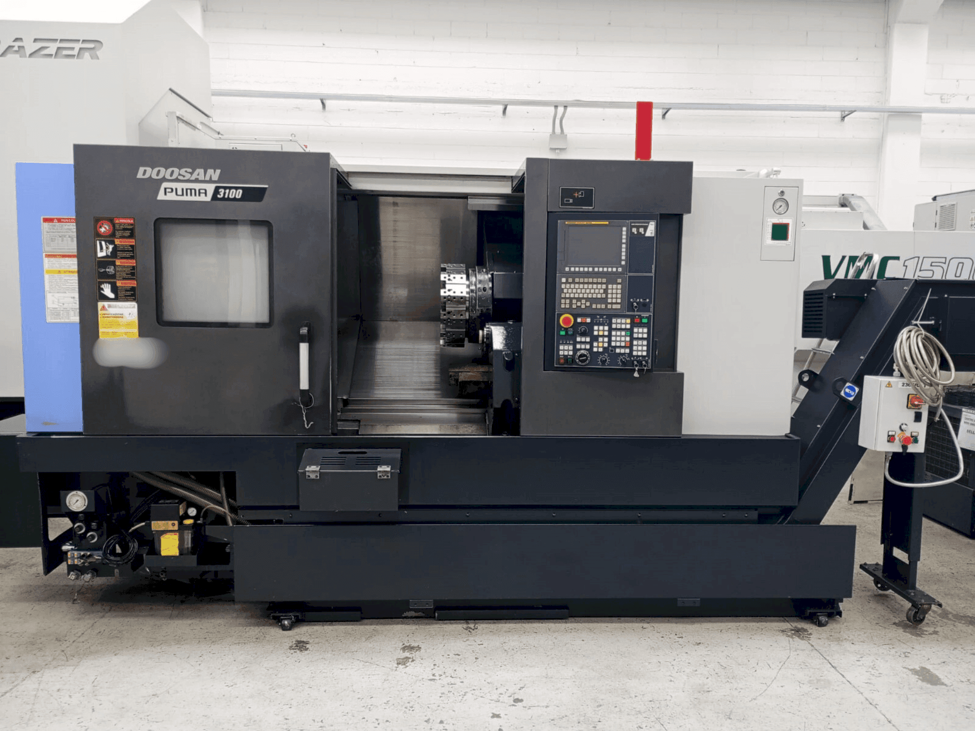 Widok z przodu maszyny DOOSAN PUMA 3100