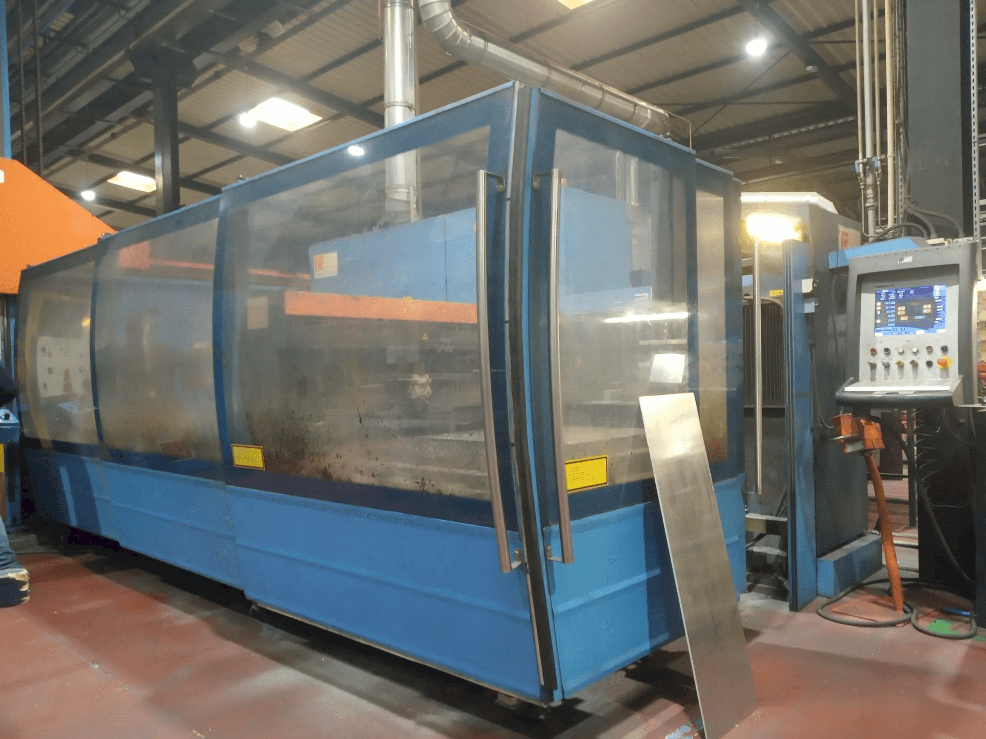 Widok z lewej maszyny Prima Power Platino 1530
