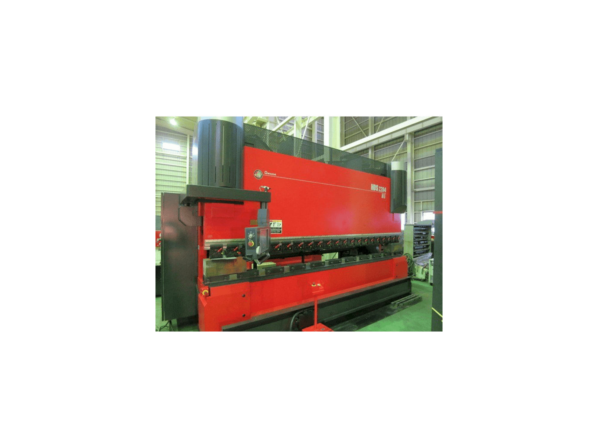 Widok lewej strony maszyny AMADA HDS 2204NT