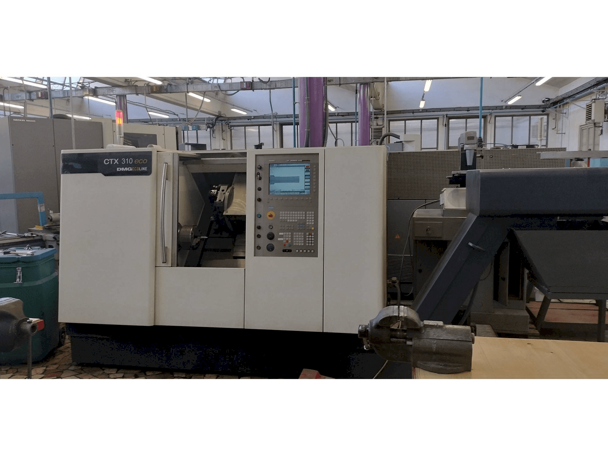 Widok z przodu maszyny DMG CTX 310 ecoline