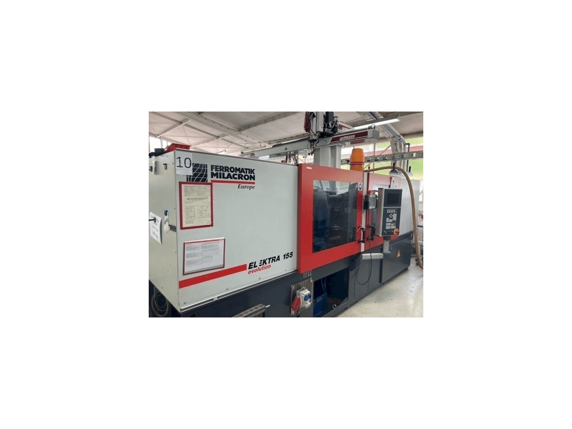 Widok z przodu maszyny FERROMATIK MILACRON EE 155