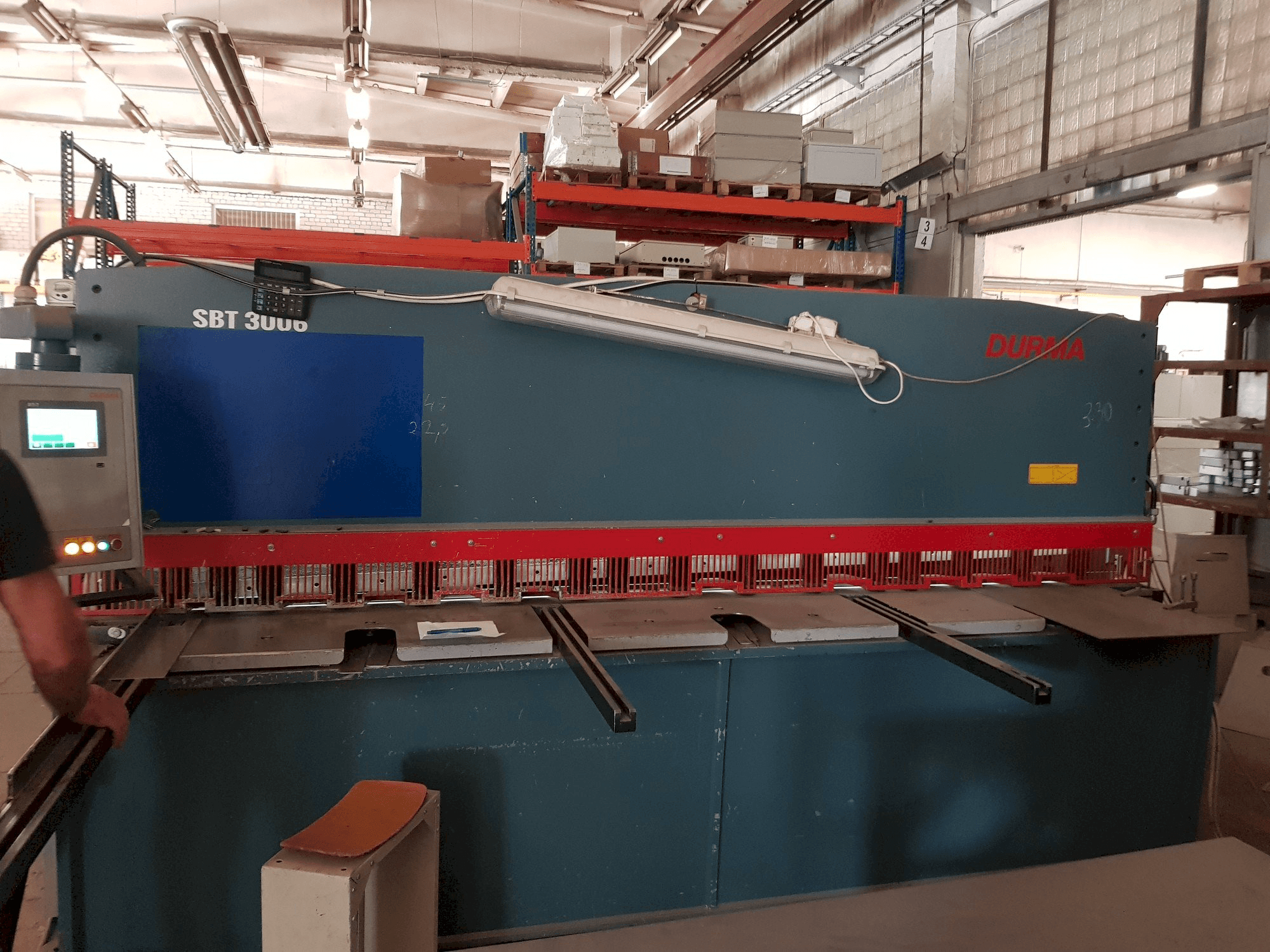 Widok z przodu maszyny Durma SBT 3006