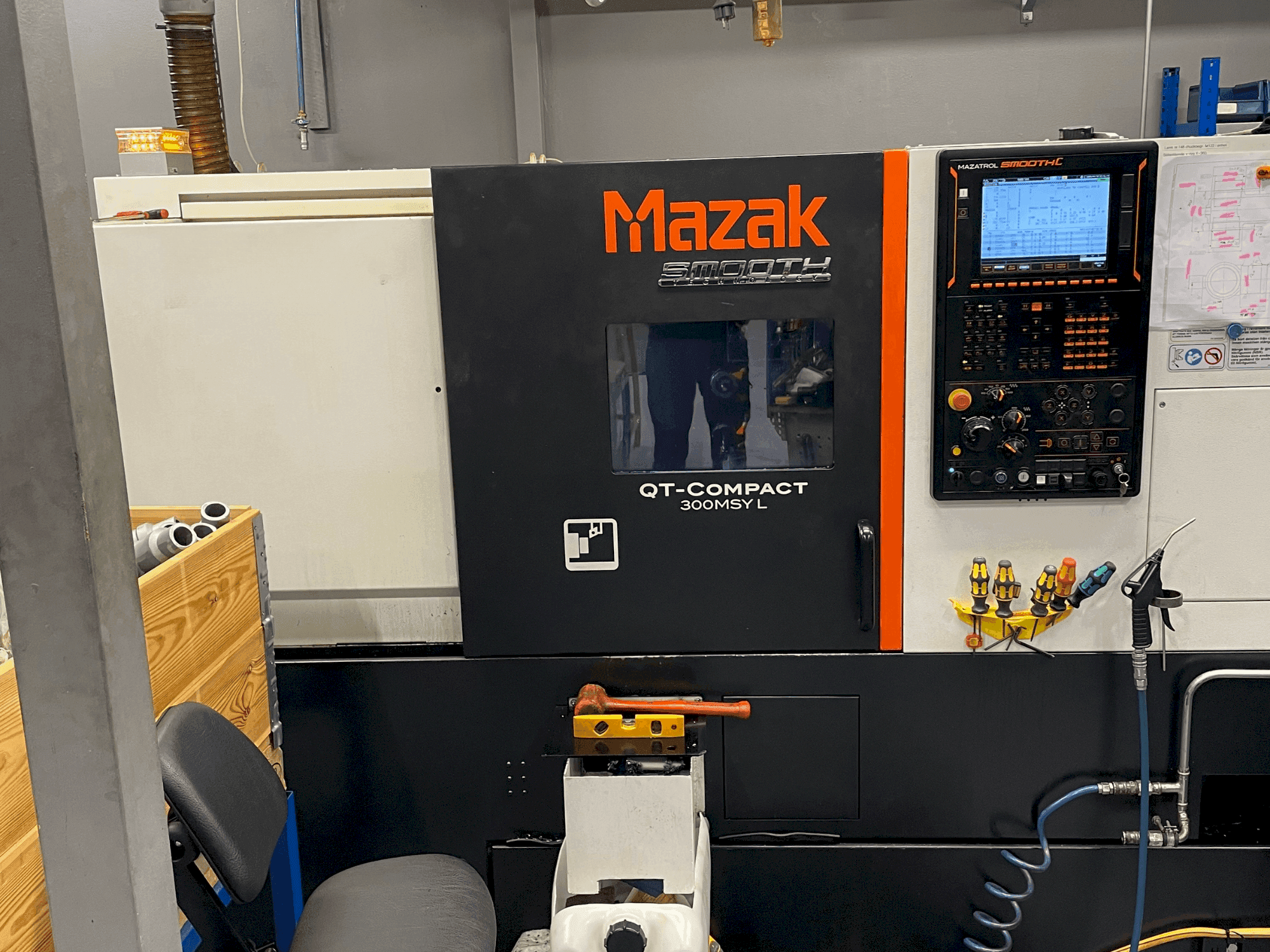 Widok z przodu maszyny Mazak Quick Turn Compact 300 MSY L
