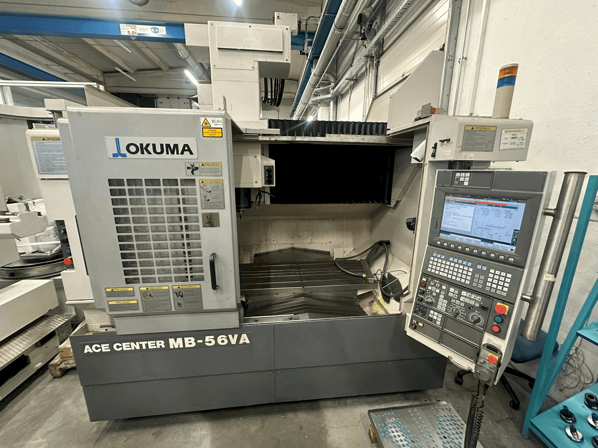 Widok z przodu maszyny Okuma MB-56 VA