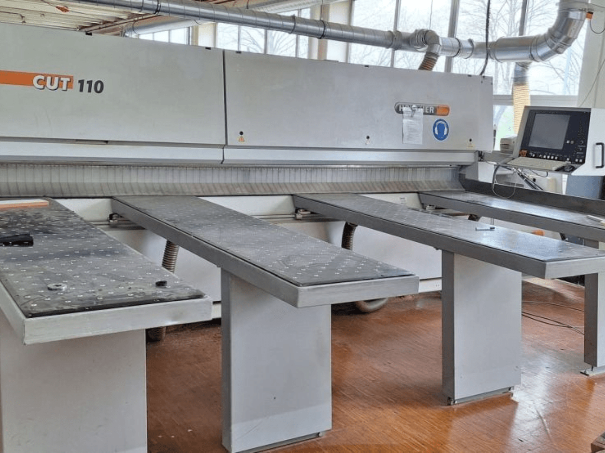 Pilarka panelowa HOLZHER 6310 CUT 110 w widoku z przodu, wyposażona w dwa stoły poziome i cyfrowy panel sterowania.