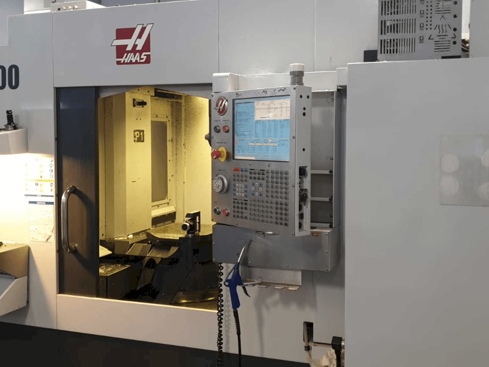 Widok z przodu maszyny HAAS EC400