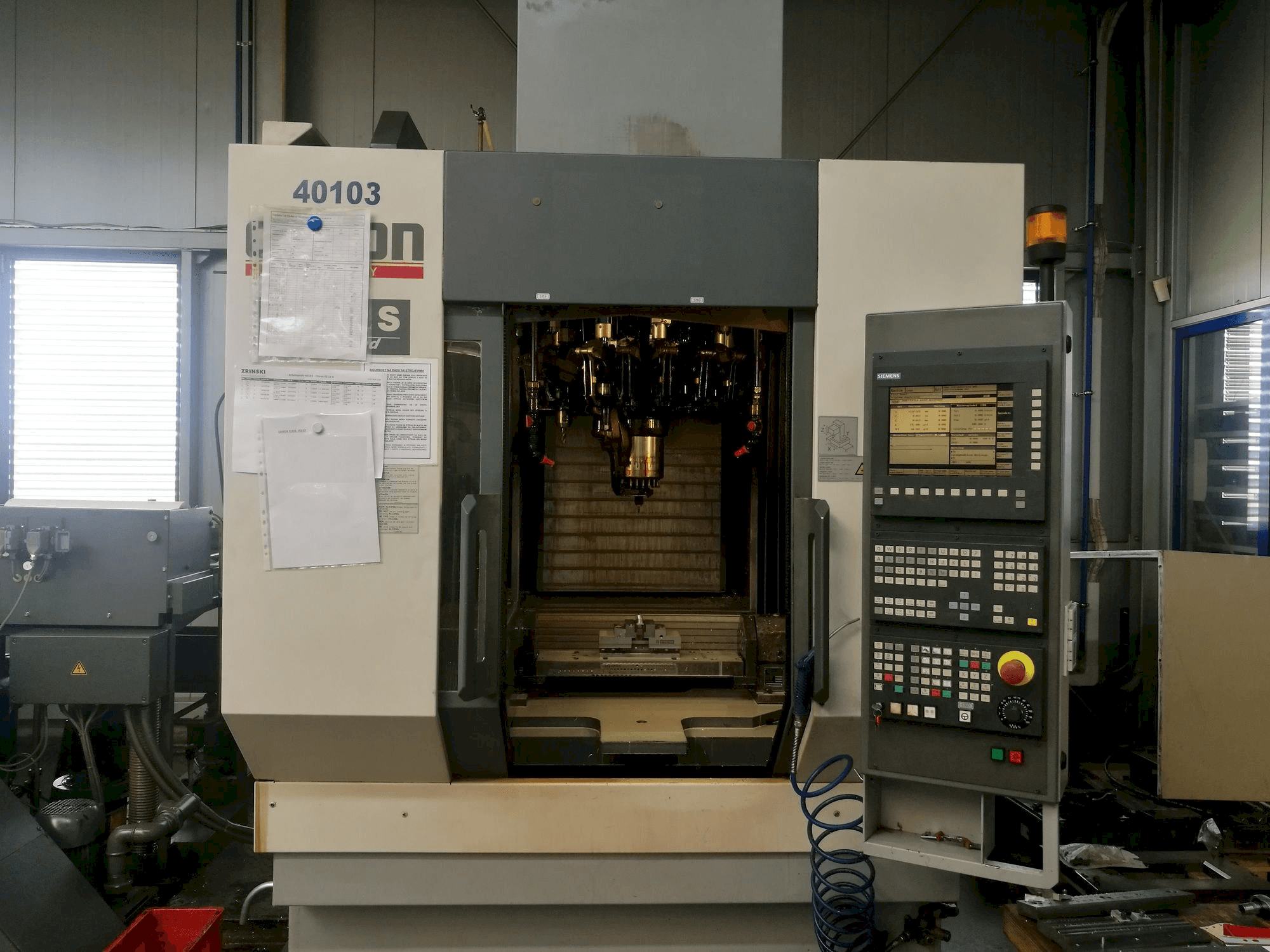 Widok z przodu maszyny CHIRON FZ12S