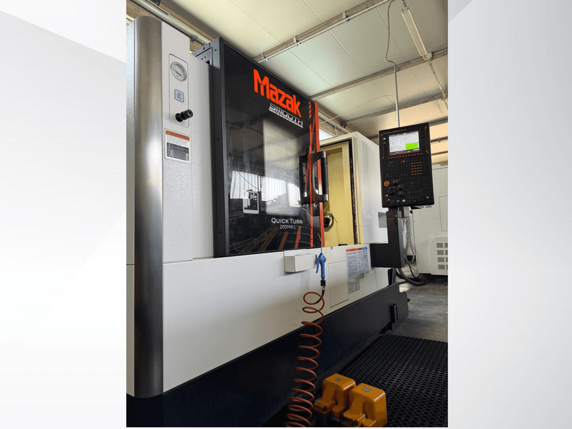Tokarka CNC Mazak Quick Turn w kolorze szaro-czarnym, widok z boku przedstawiający panel sterowania i manometr. Idealna do precyzyjnej obróbki.