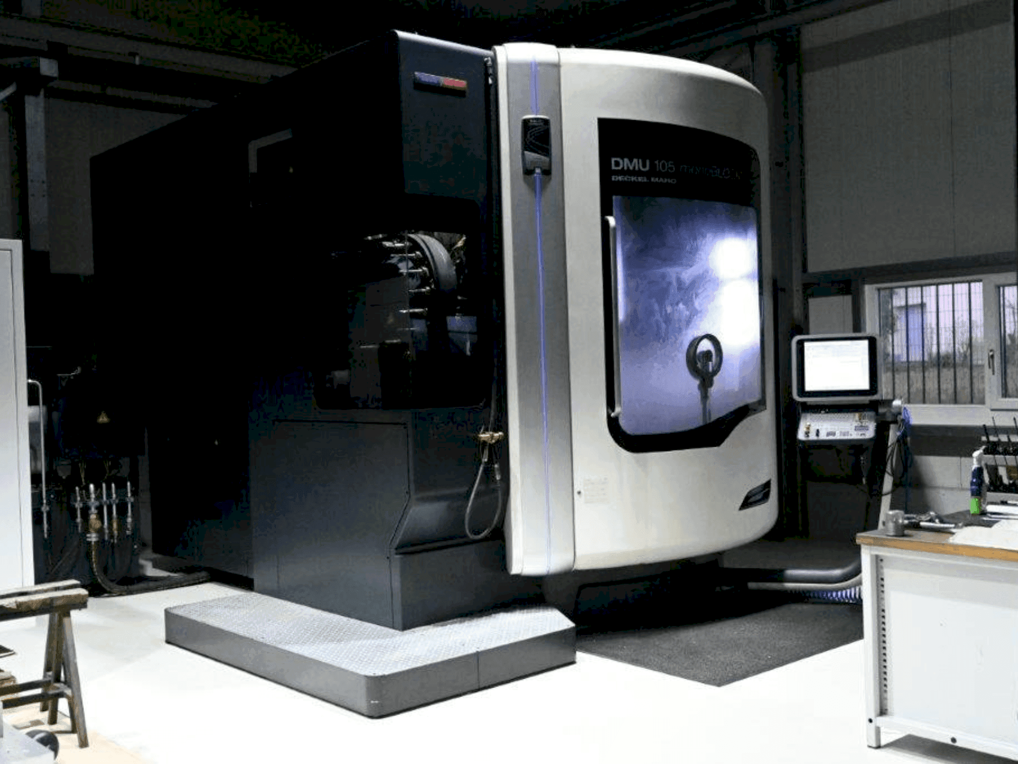 Widok z przodu maszyny DMG DMU 105 MonoBlock