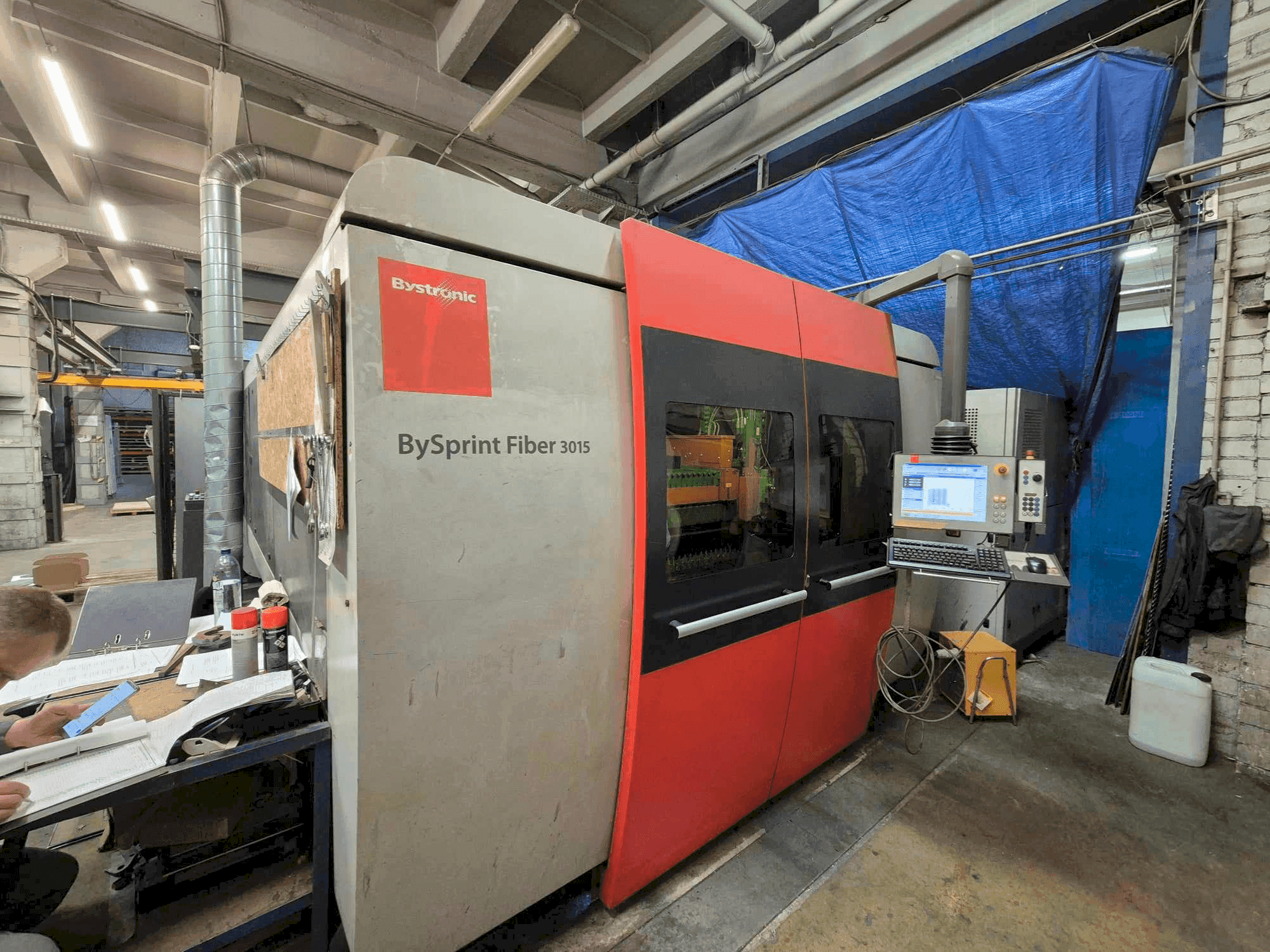 Widok z przodu maszyny Bystronic Bysprint Fiber 3015 3kW