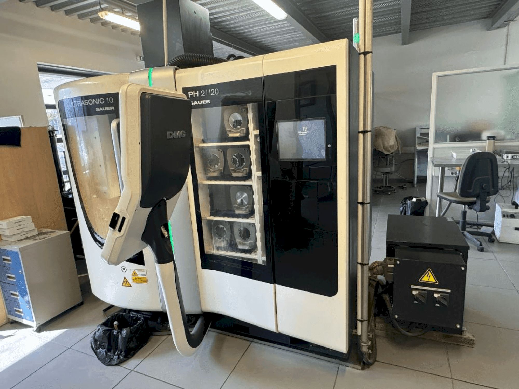 Widok z przodu maszyny DMG ULTRASONIC 10/ DENTAL 10