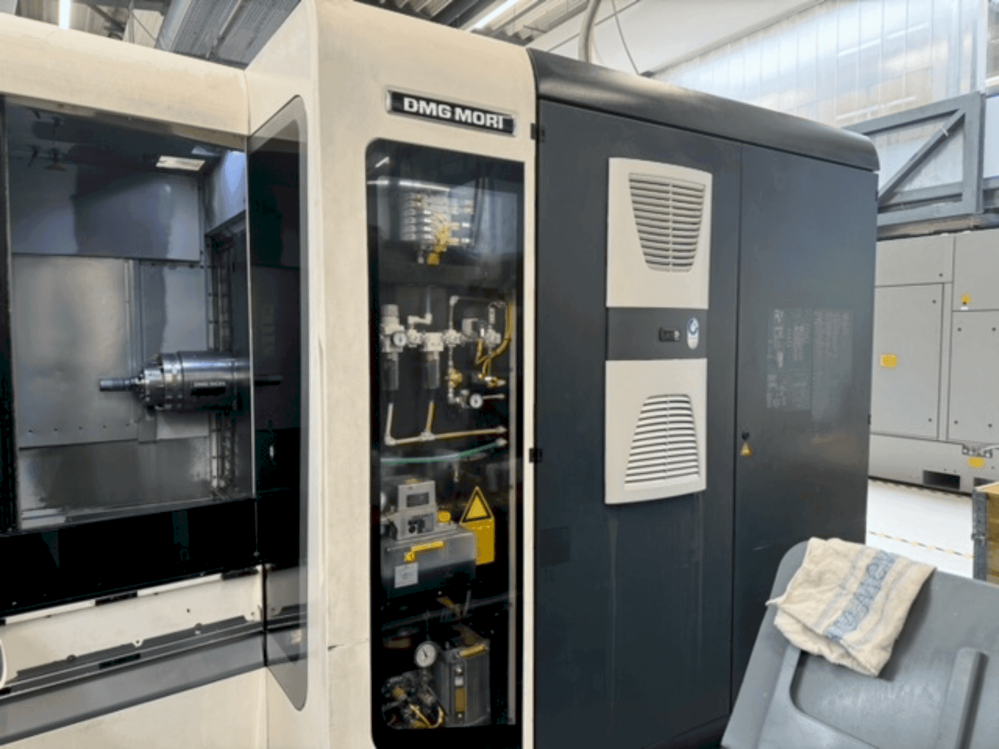 Widok z przodu maszyny DMG MORI NHX 4000