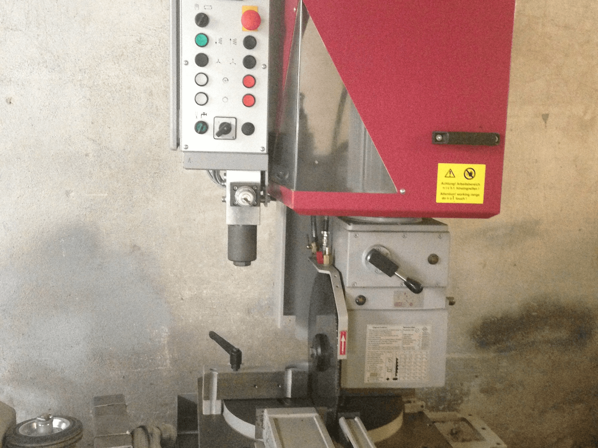 Widok z przodu maszyny Behringer VMS 400 H