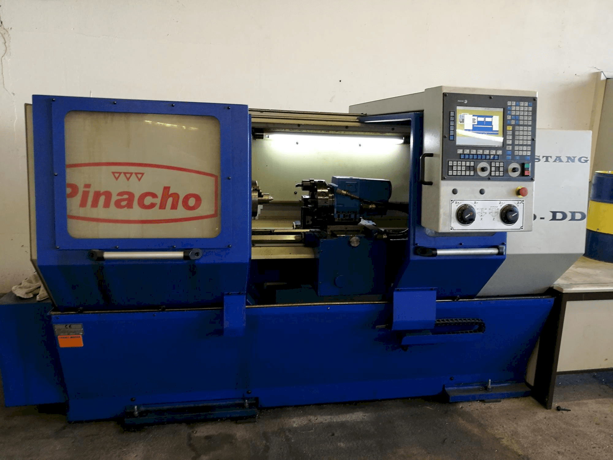 Widok z przodu maszyny Pinacho Mustang 200-DD