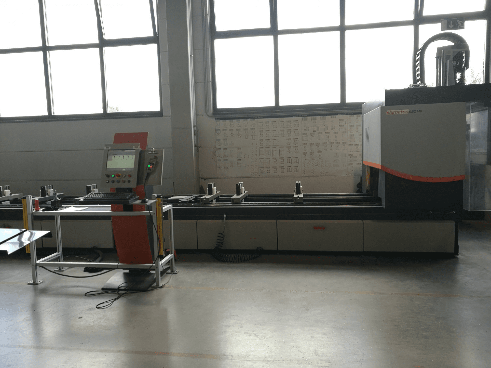 Widok z przodu maszyny elumatec SBZ 140