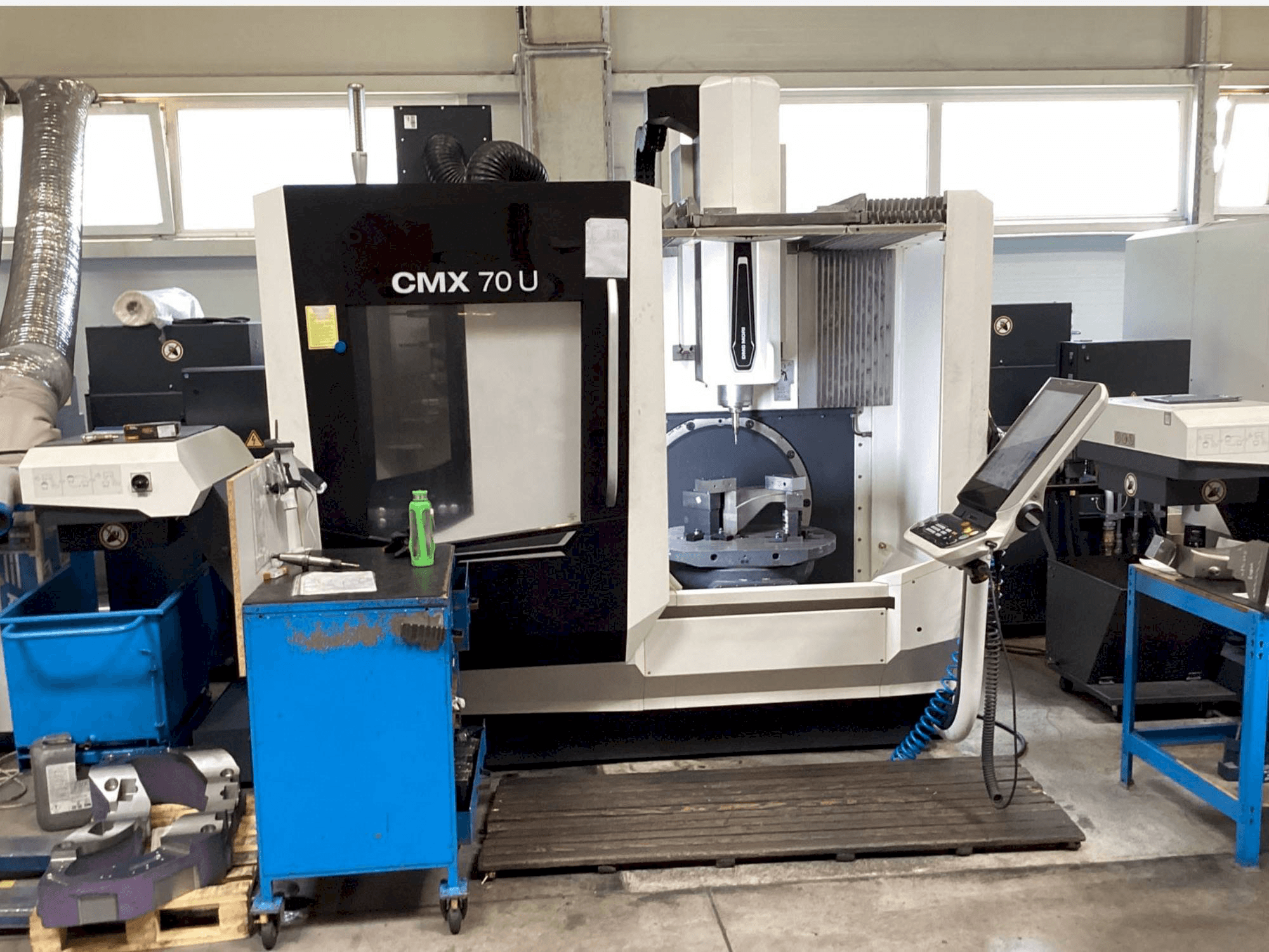 Widok z przodu maszyny DMG MORI CMX 70U