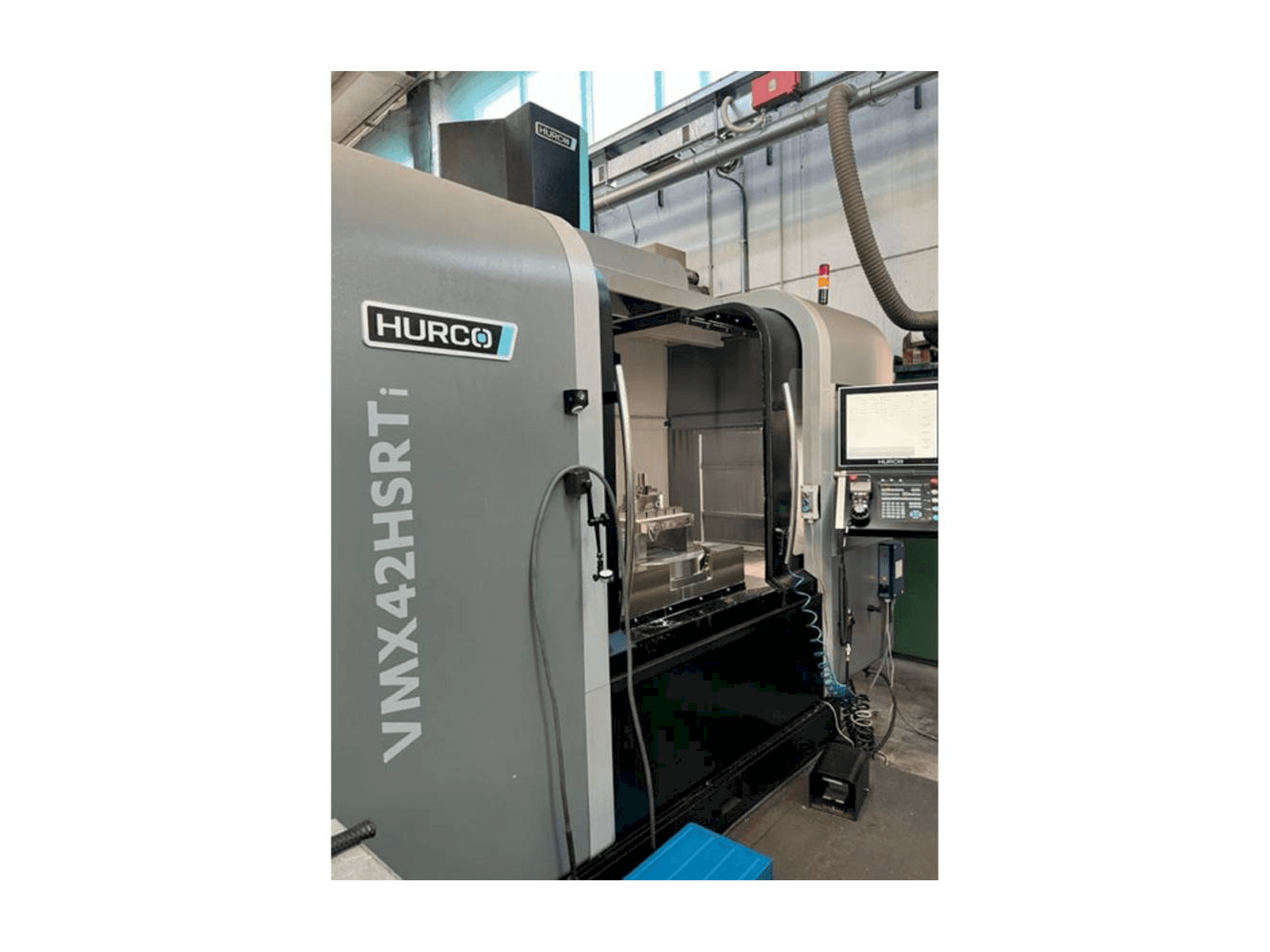 Widok lewej strony maszyny Hurco VMX42HSRTi