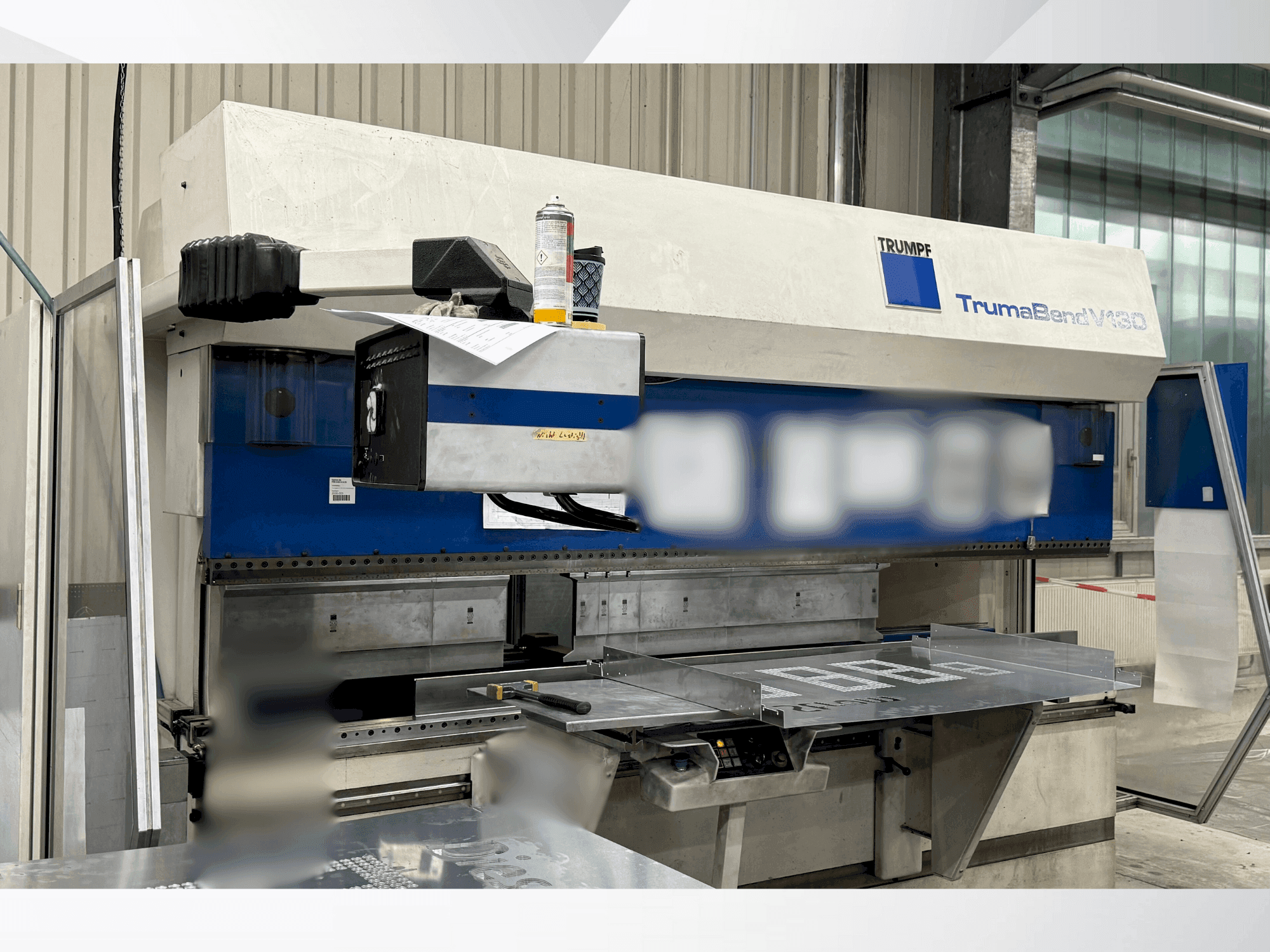 Widok z przodu maszyny TRUMPF TrumaBend V130