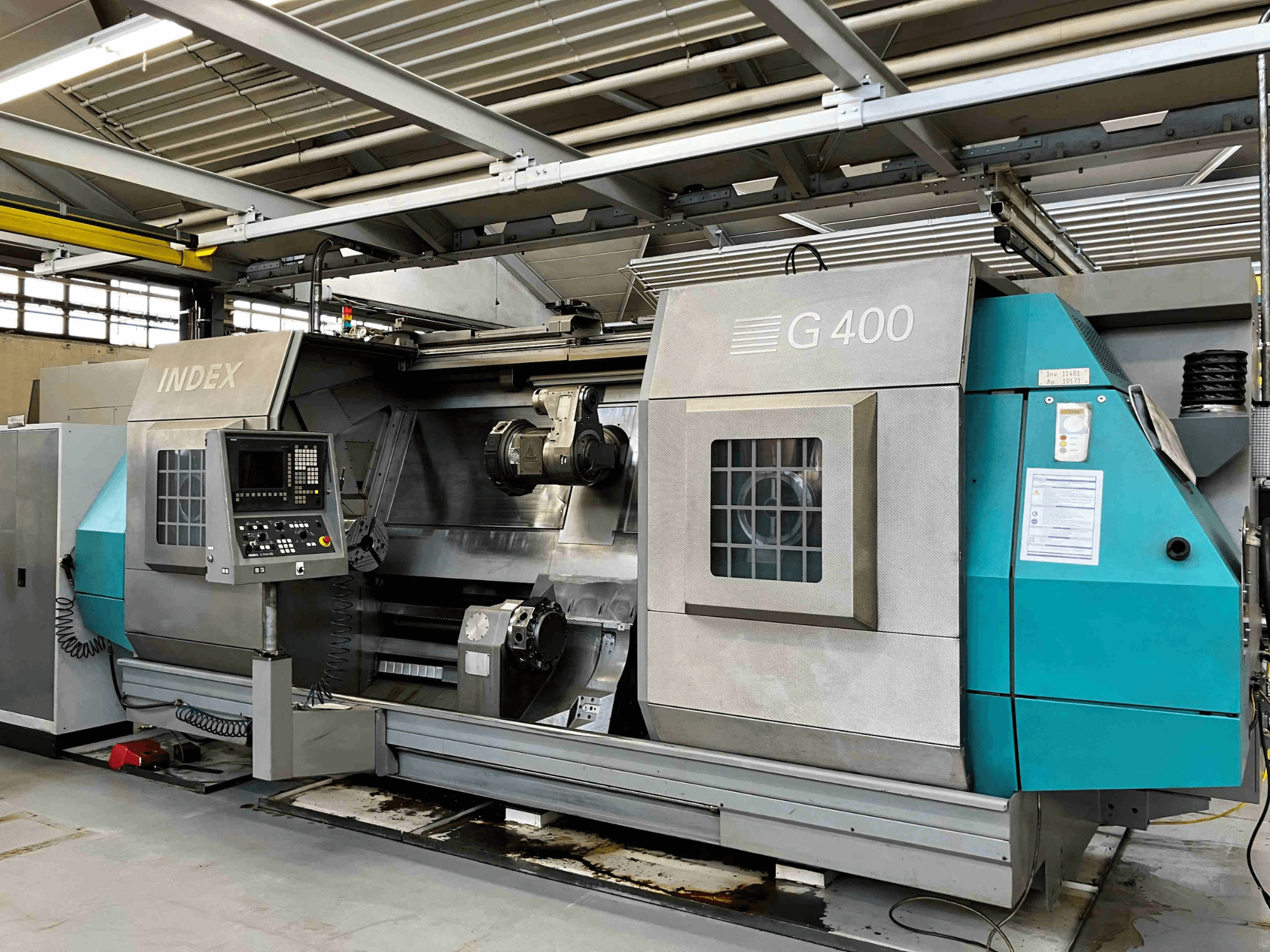 Tokarka CNC INDEX G400, widok z przodu, z panelem sterowania z wyświetlaczem numerycznym i podwójnym wrzecionem do precyzyjnej obróbki.