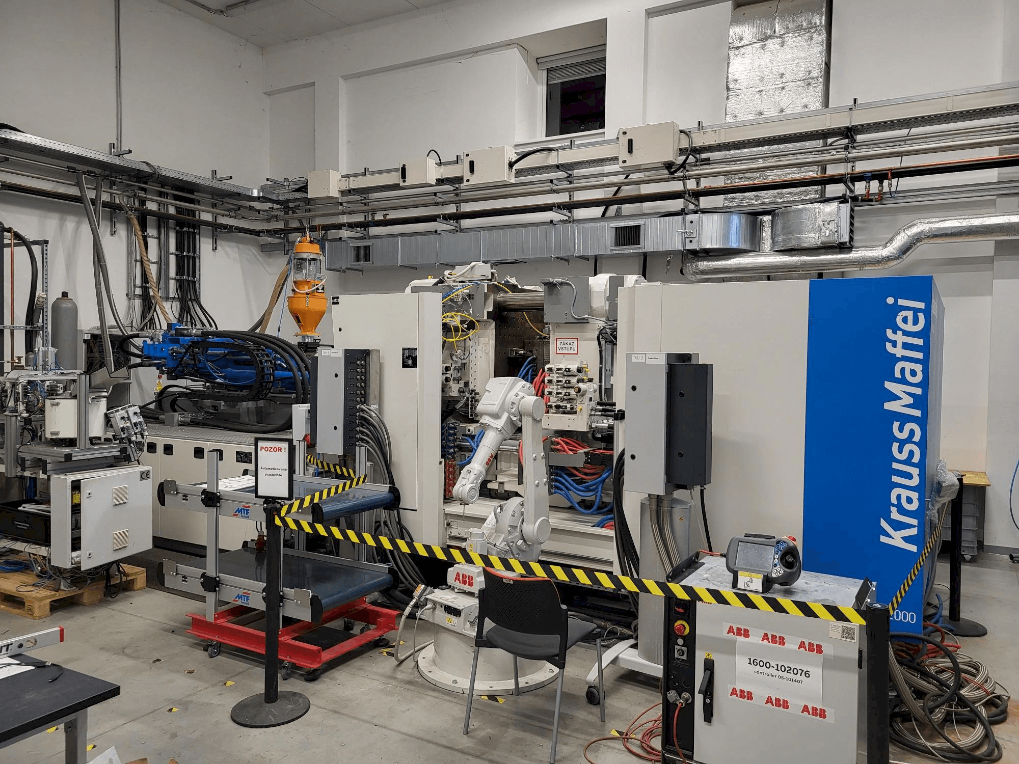 Widok z przodu maszyny Krauss Maffei GX 451-2000