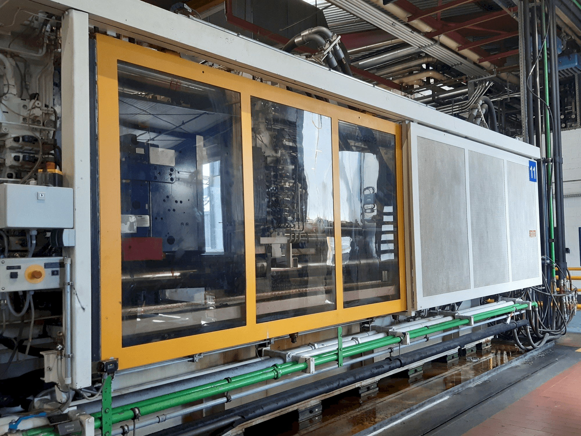 Widok z przodu maszyny Krauss Maffei 1300-8000 M