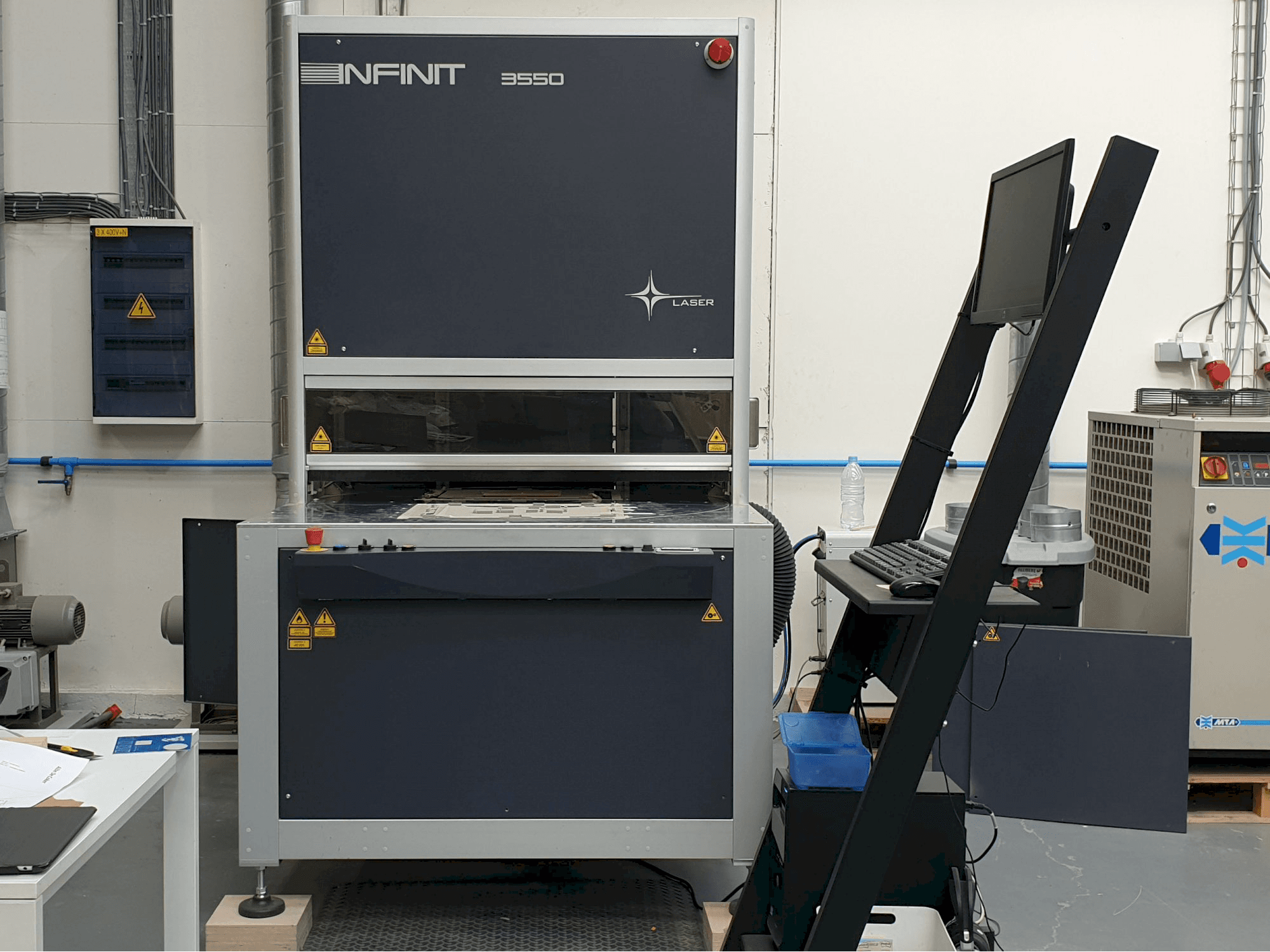 Widok z przodu maszyny SEI Laser INFINITY 3550