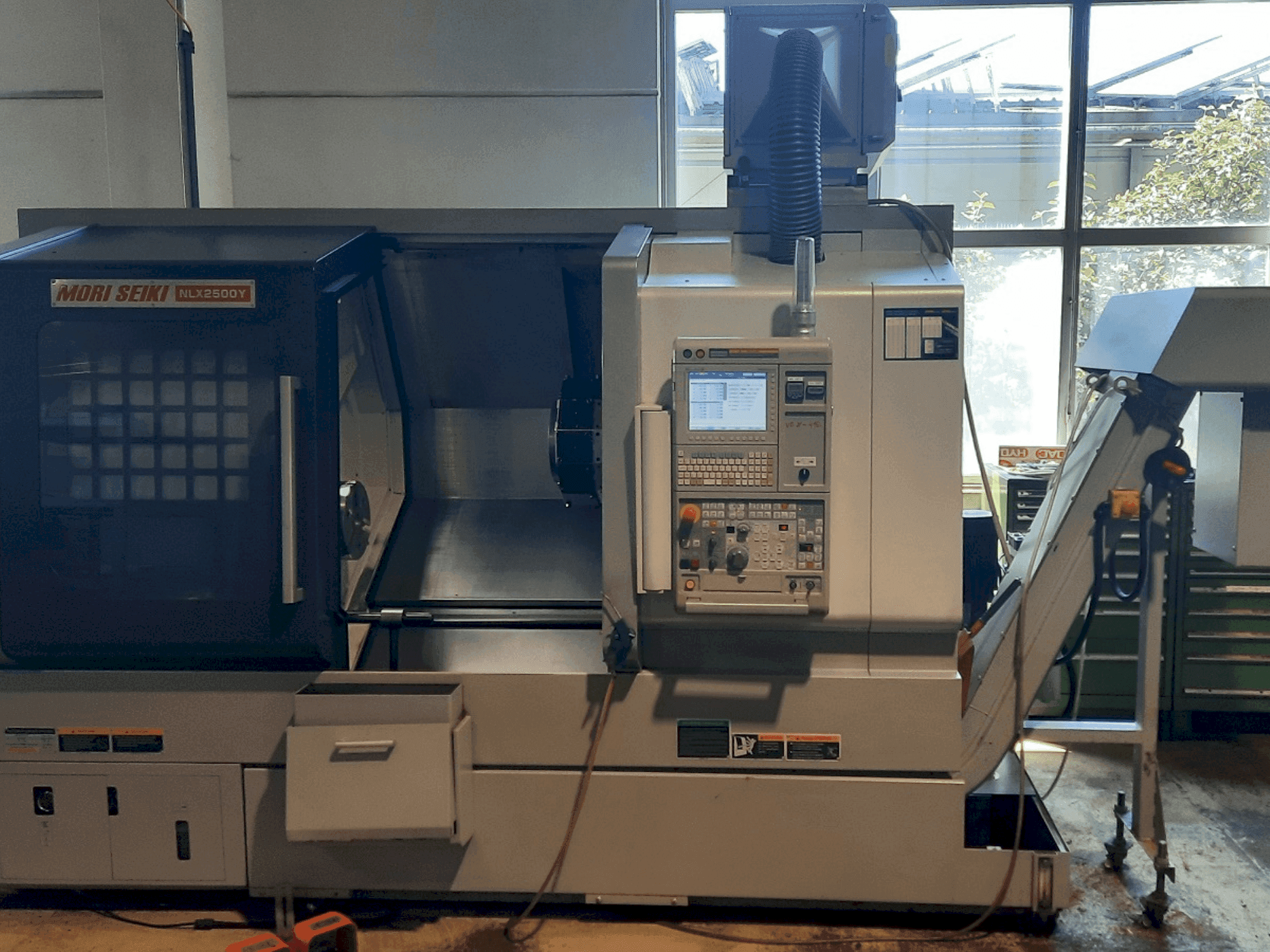 Widok z przodu maszyny DMG Mori Seiki NLX2500Y 700