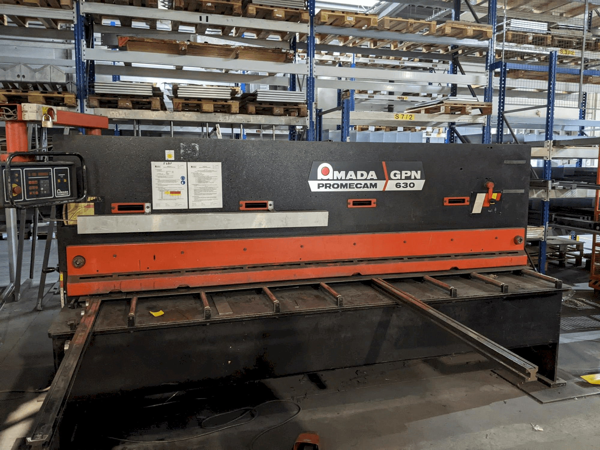 Widok z przodu maszyny AMADA Promecam Gpn 630