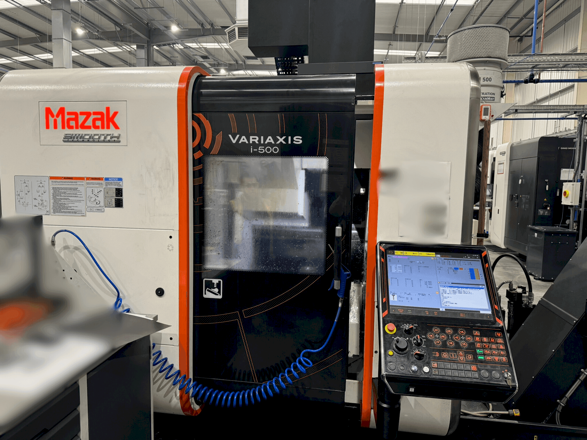 Widok z przodu maszyny Mazak Variaxis i-500