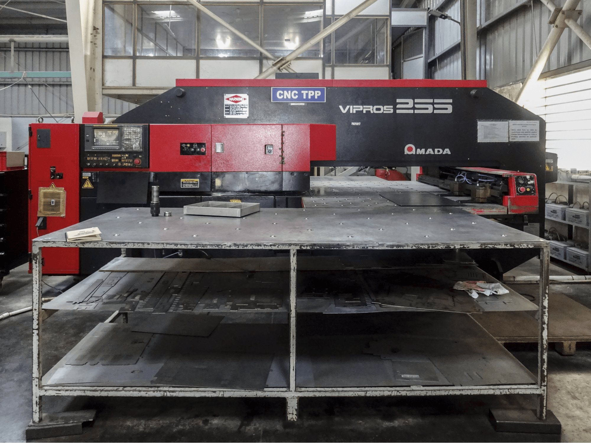 Widok z przodu maszyny AMADA Vipros 255