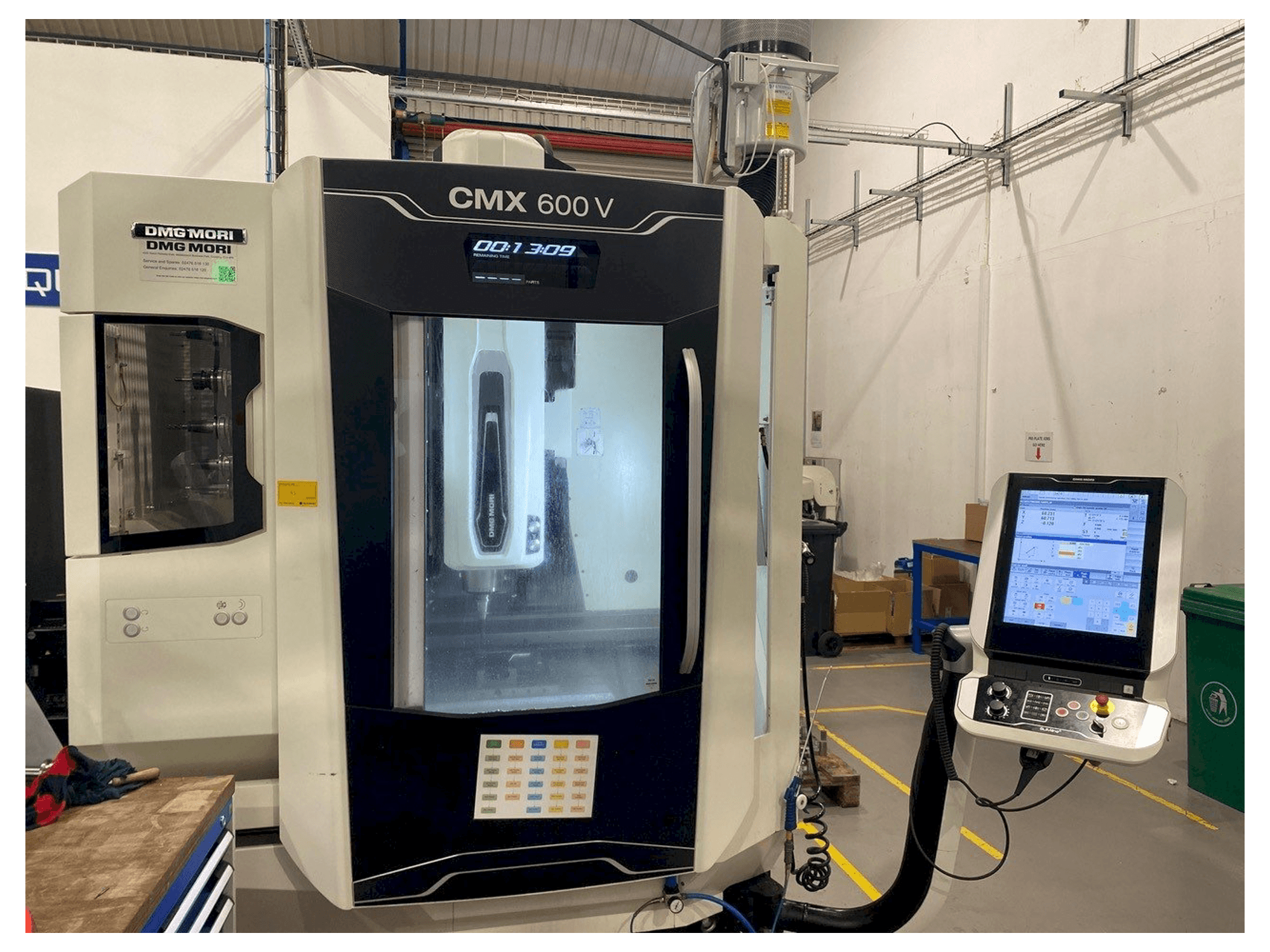 Widok z przodu maszyny DMG CMX 600 V