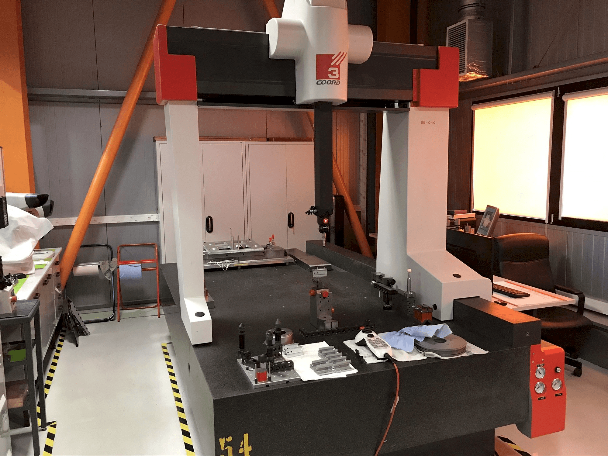 Widok z przodu maszyny Coord3 MC16 20-10-10