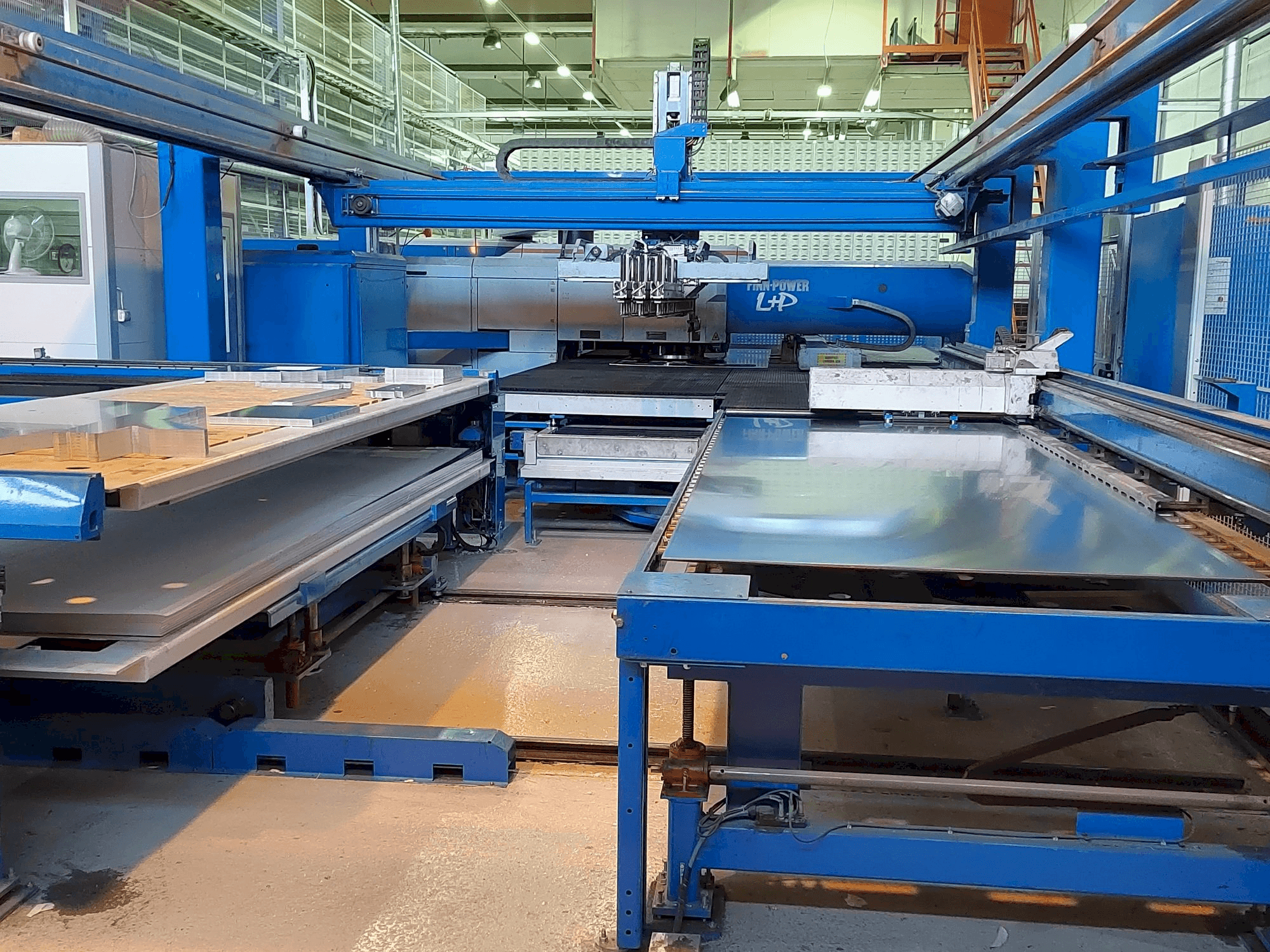 Widok z przodu maszyny Finn-Power LP 64 SRIUV