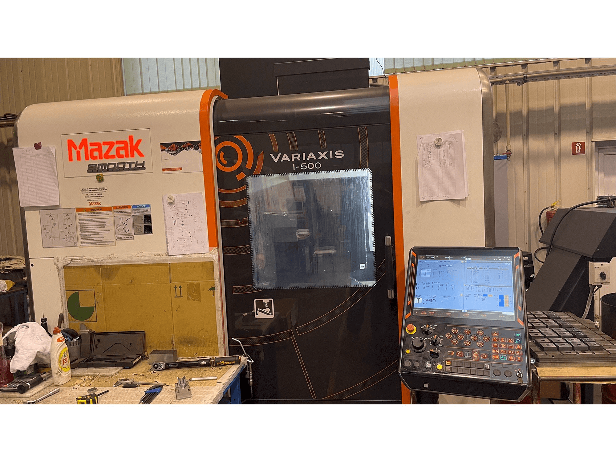 Widok z przodu maszyny Mazak Variaxis i-500