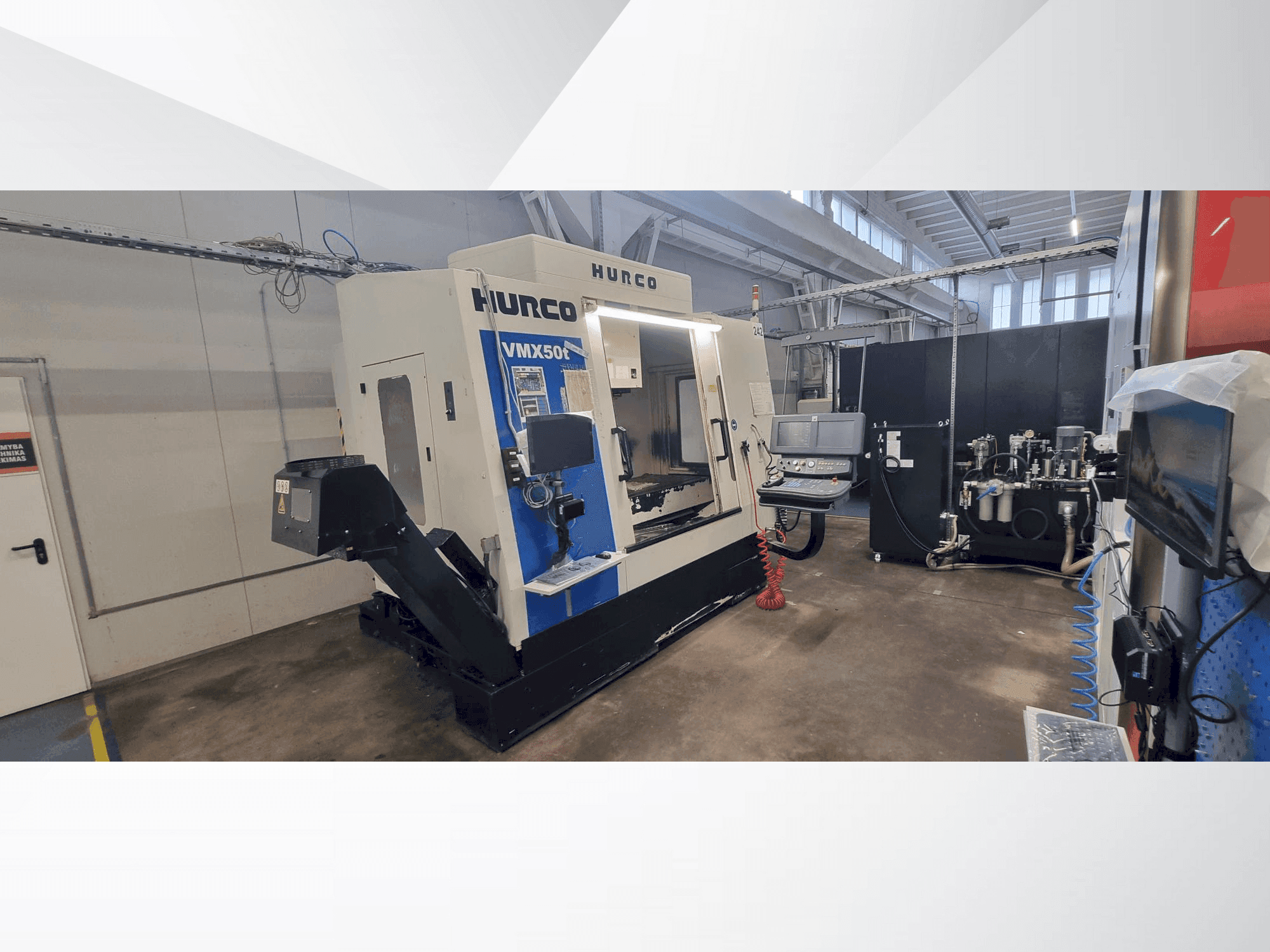 Widok z przodu maszyny Hurco VMX 50T