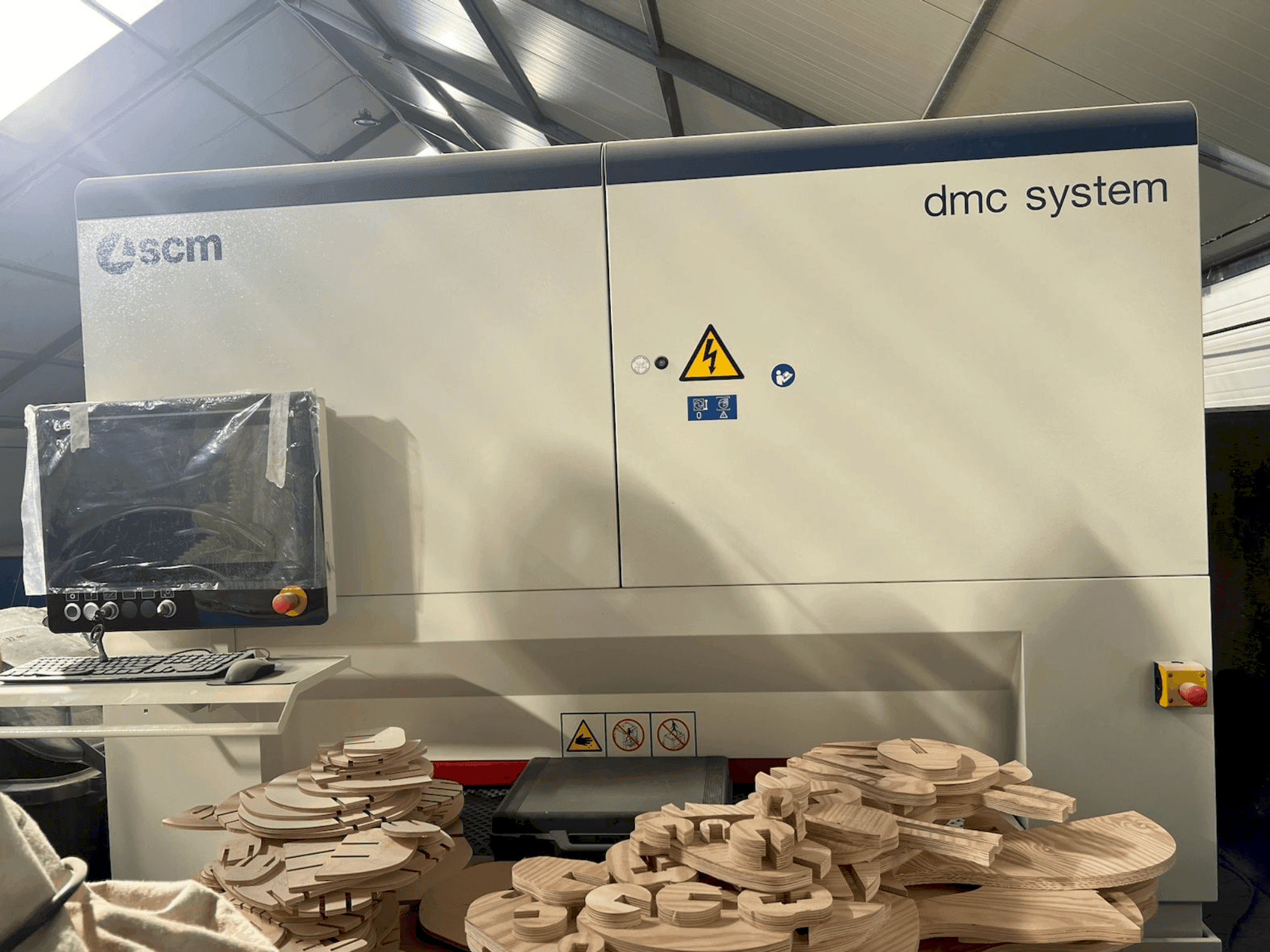Widok z przodu maszyny SCM DMC SYSTEM