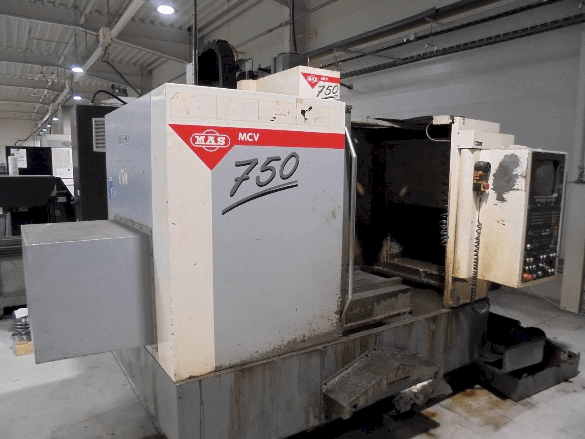 Widok z przodu maszyny KOVOSVIT MAS MCV 750