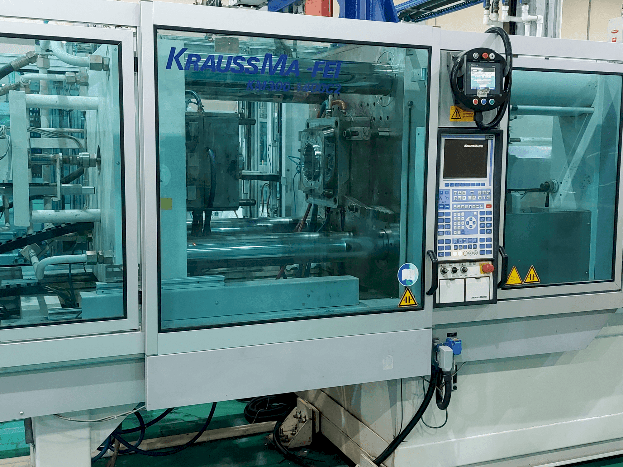 Widok z przodu maszyny Krauss Maffei 300 – 1400 C2