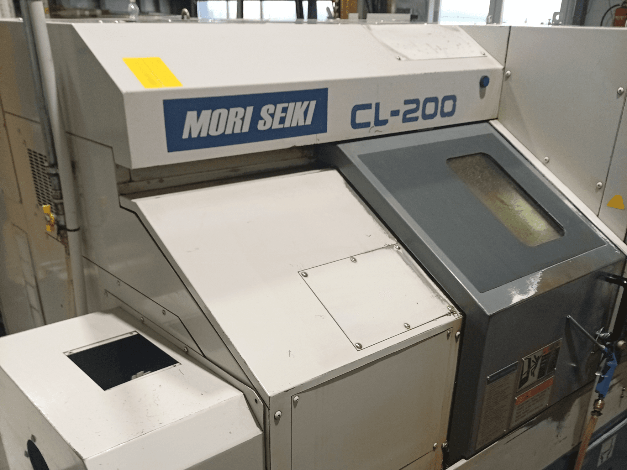 Tokarka pozioma DMG Mori Seiki CL-200B, widok z przodu pokazujący panel sterowania i szczegóły okna chłodziwa.