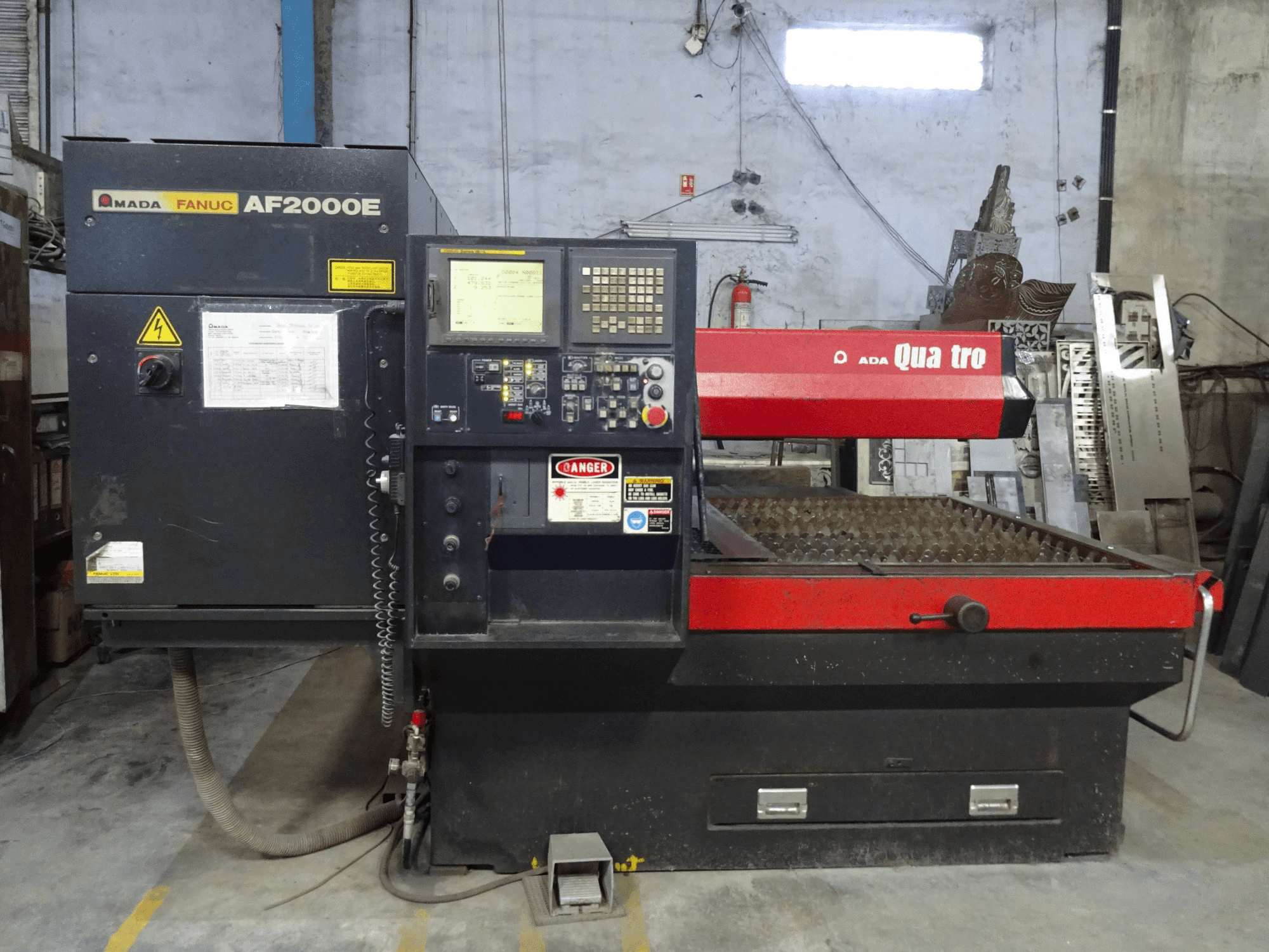 Widok z przodu maszyny AMADA Quattro AF2000E