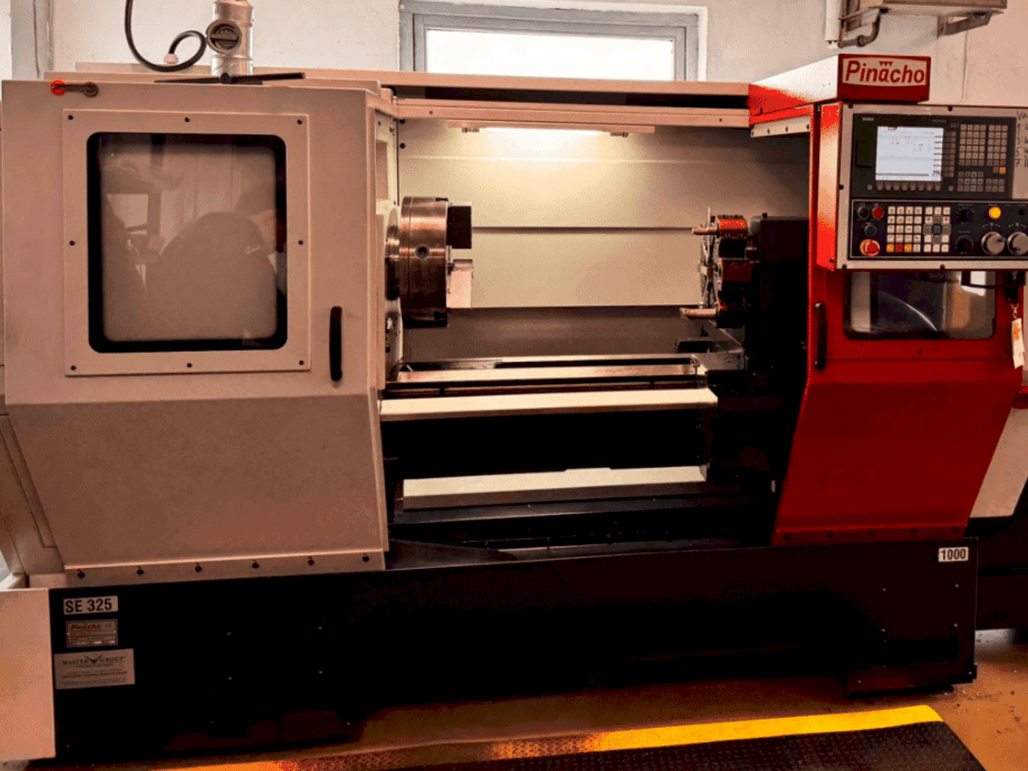 Widok z przodu maszyny Pinacho SE325