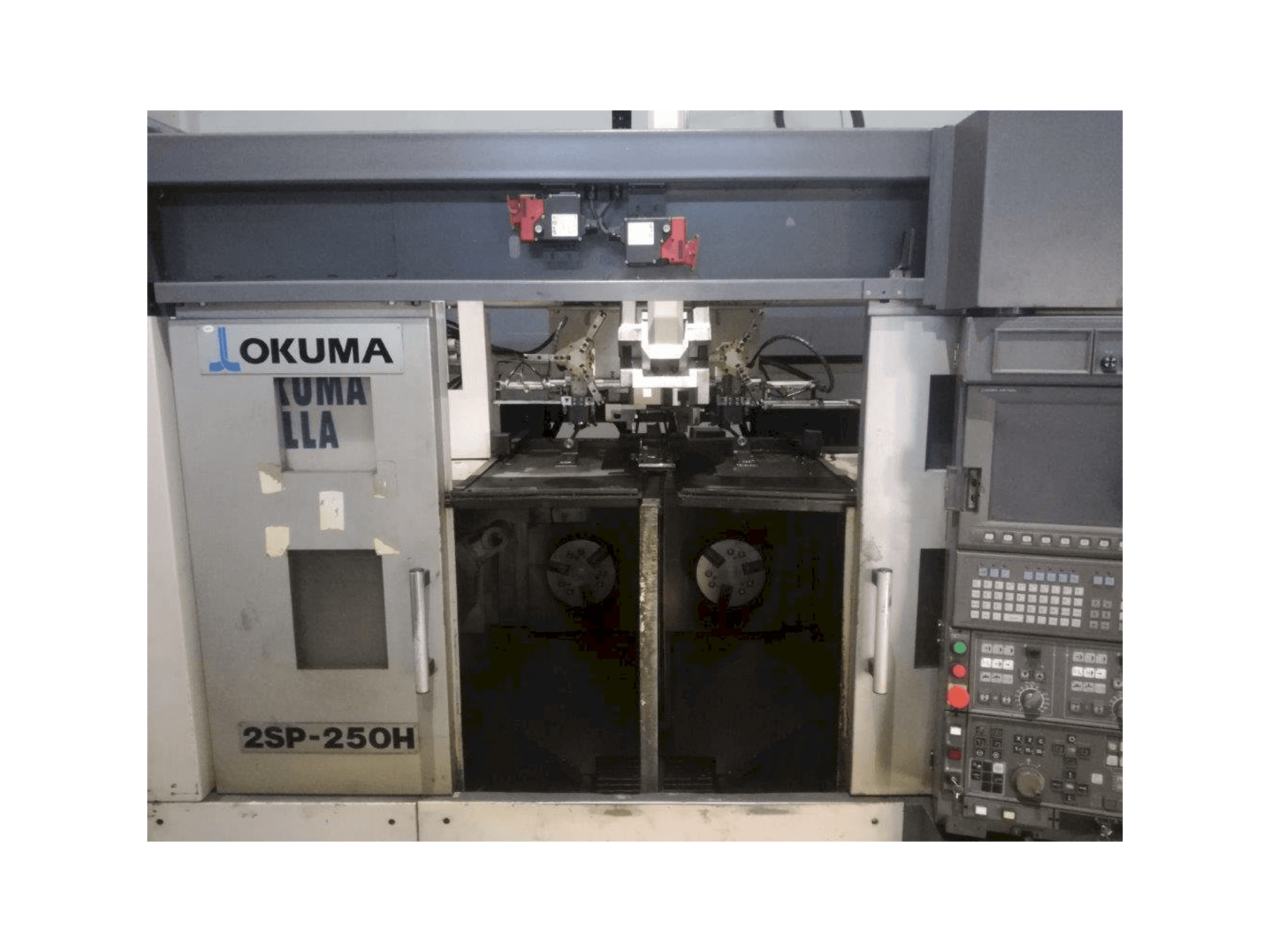 Widok z przodu maszyny Okuma 2SP-250H