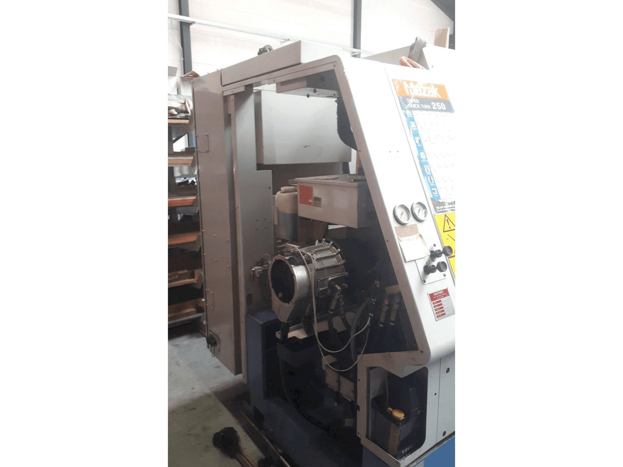 Widok z lewej maszyny Mazak Super Quick Turn 250