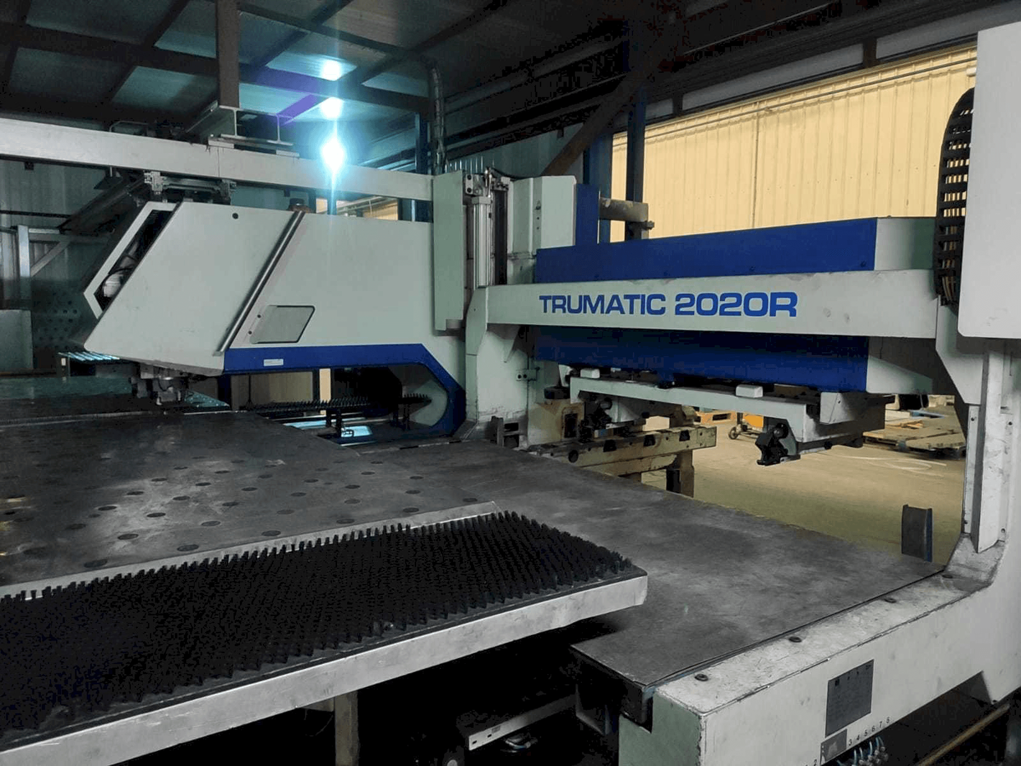Widok z przodu maszyny Trumpf Trumatic 2020R