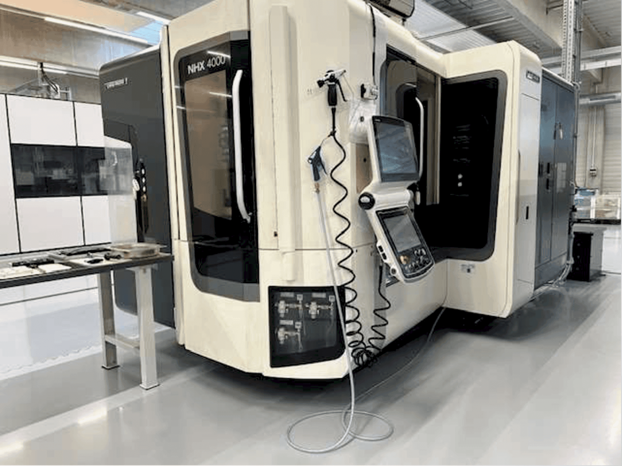 Widok z przodu maszyny DMG MORI NHX 4000