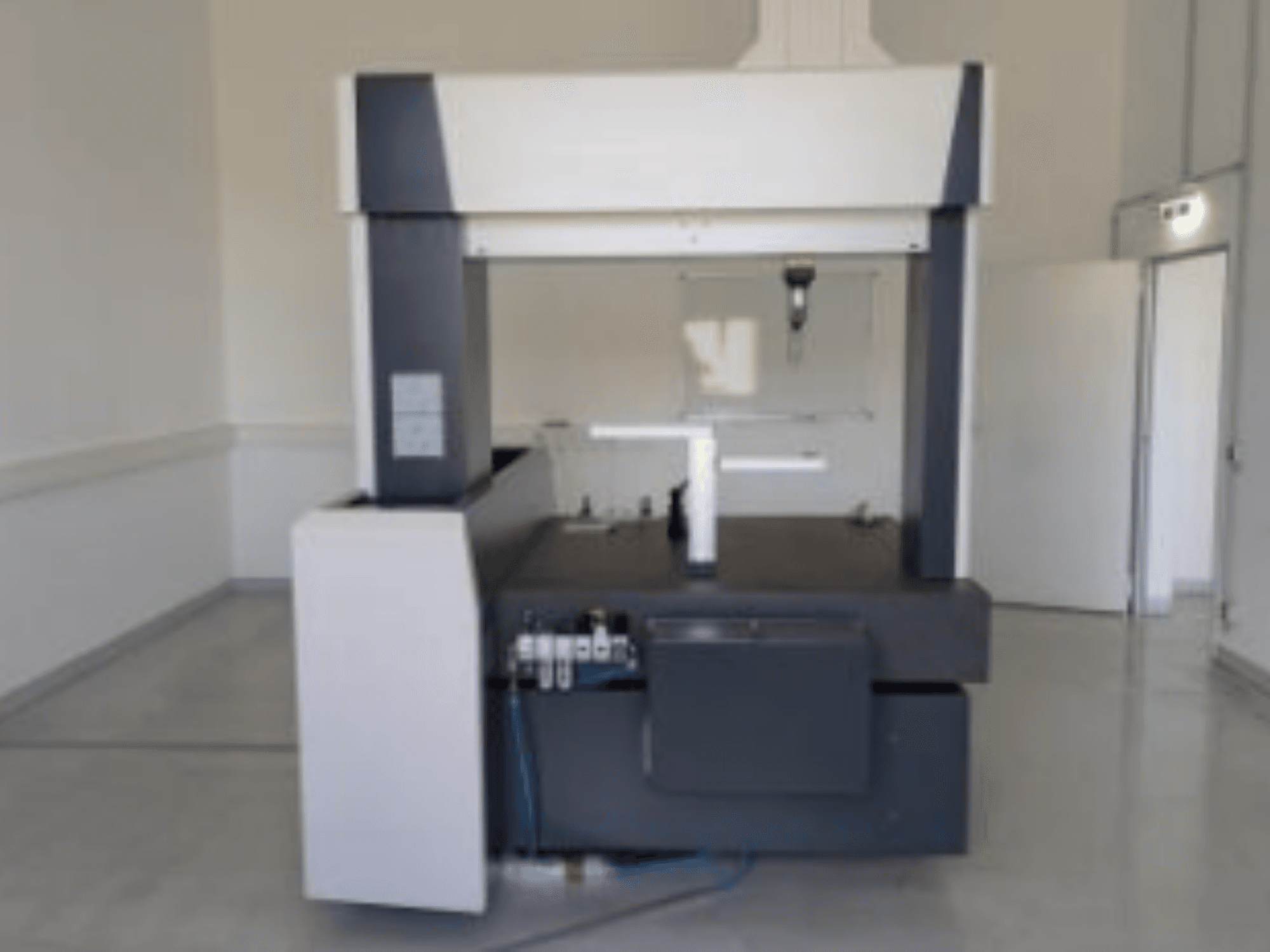 Maszyna CMM ZEISS Contura 9/12/8 RDS widziana od przodu, wyposażona w duży stół pomiarowy oraz panel sterowania umieszczony z boku.